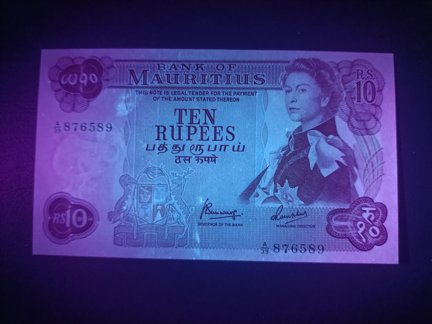 2025十一月第七期，总205期 毛里求斯1967版10卢比UNC-，戎装女王和总督府