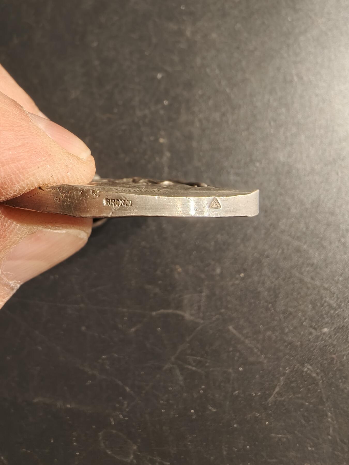 老王徽章第166期 法国体育协会镀银铜奖章     直径44mm.   重量43g