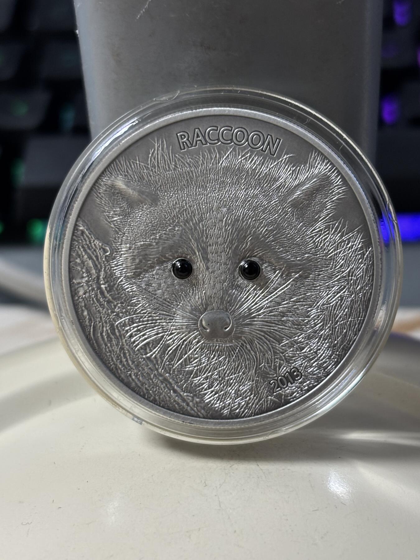 第183期拍卖 瓦努阿图2013年小浣熊镶天然黑钻石1盎司纪念银币，999银，发行1500枚