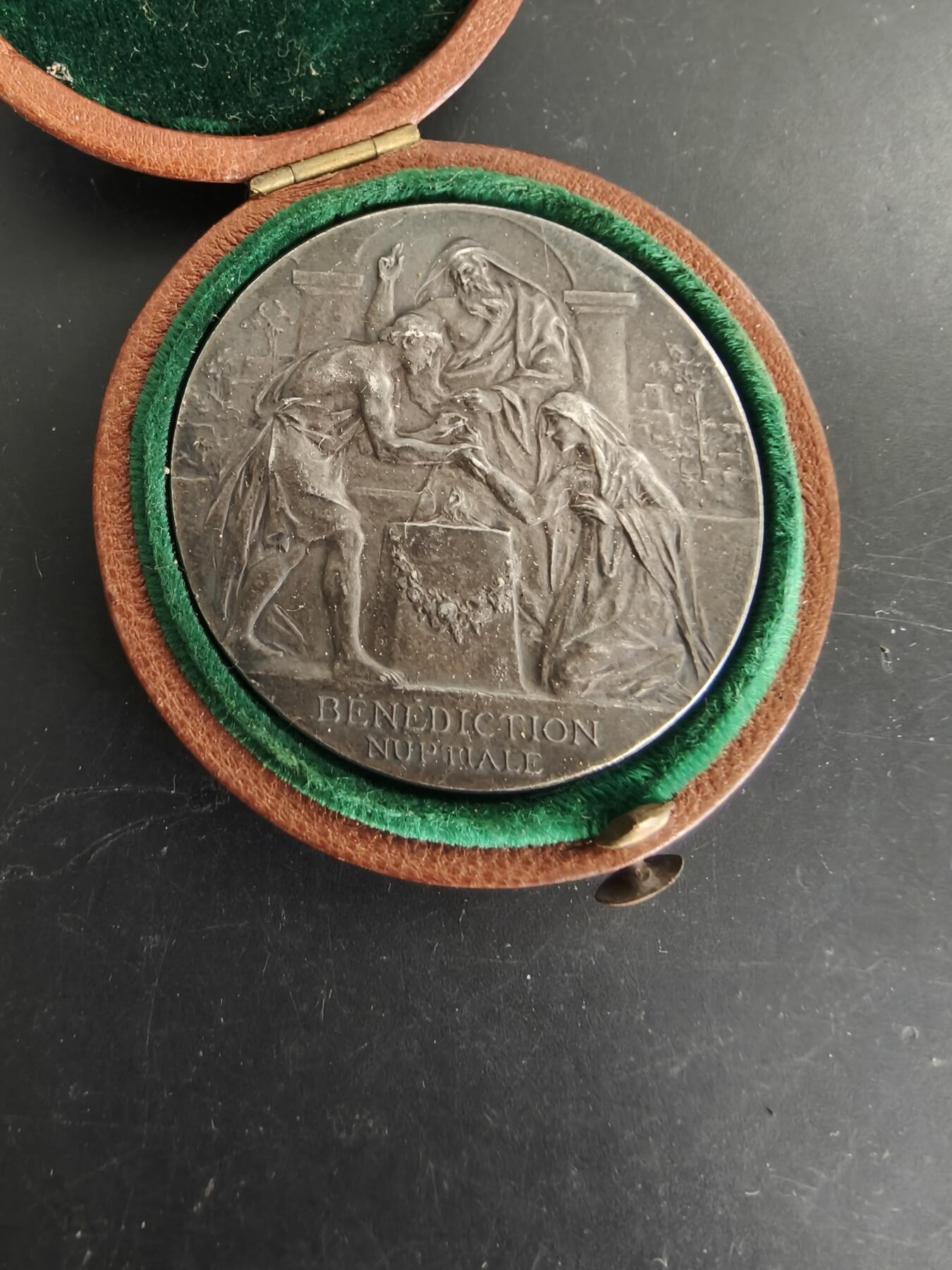 老王徽章第166期 法国大尺寸婚章    大师波特版     原盒    950银    直径42mm.    重量35.2g