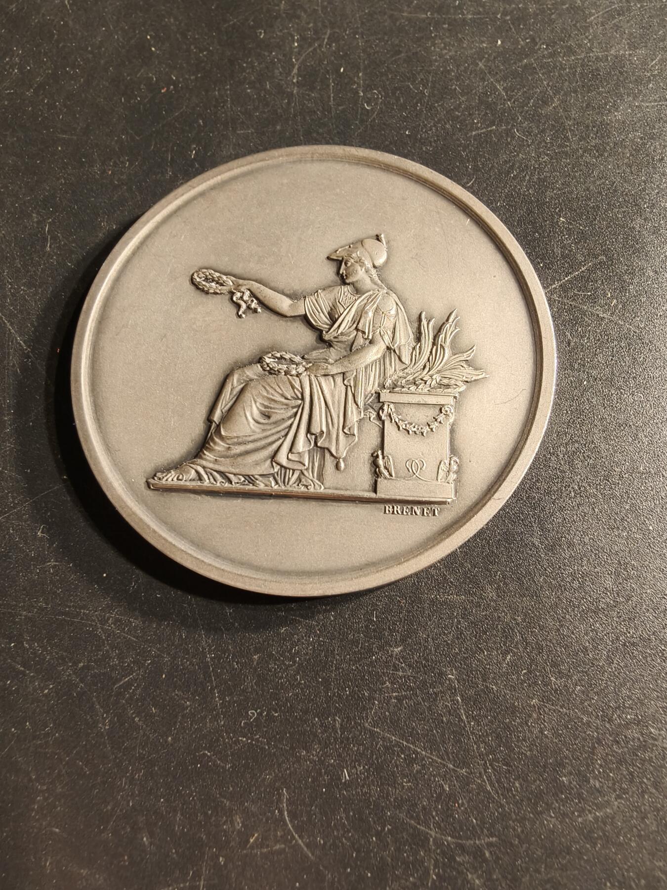 老王徽章第166期 法国太阳公司代理总监大银章     原盒800银    直径58mm.   重量87g