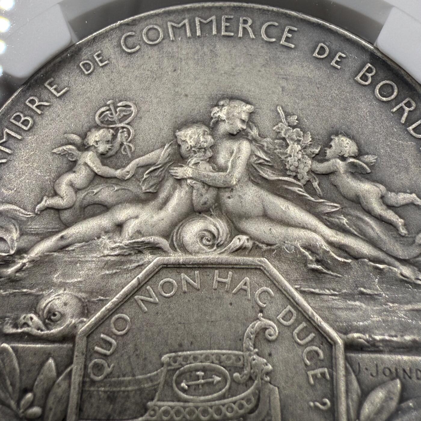 「木头集藏」章牌精品专场！ J.JOINDY～1906年法国波尔多商会纪念银章，MS 62，直径：40 mm，背面刻画波尔多港口景观，品相不错。