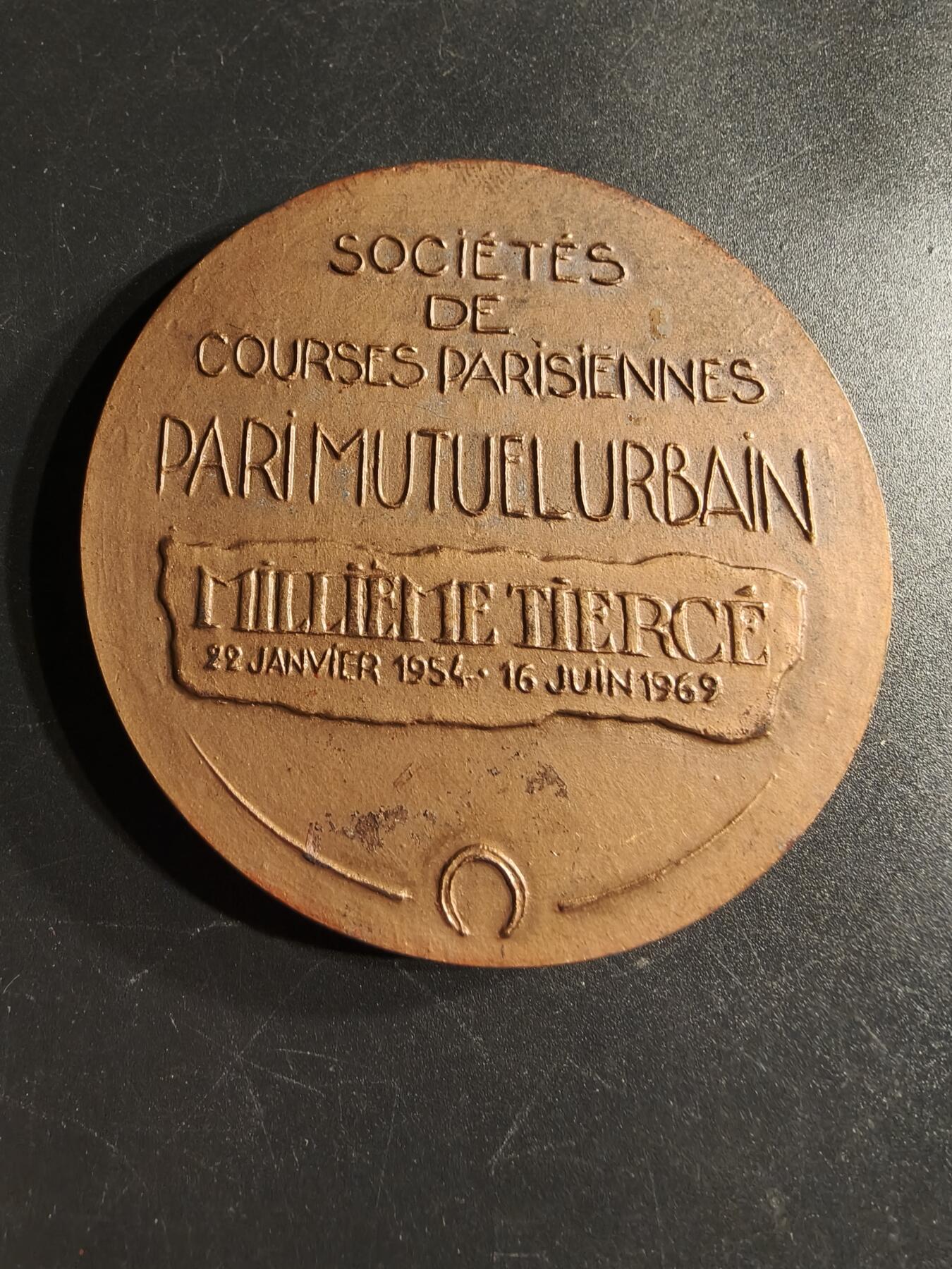 老王徽章第166期 法国巴黎中央赛马协会大铜章    原盒    直径68mm.    重量175.1g