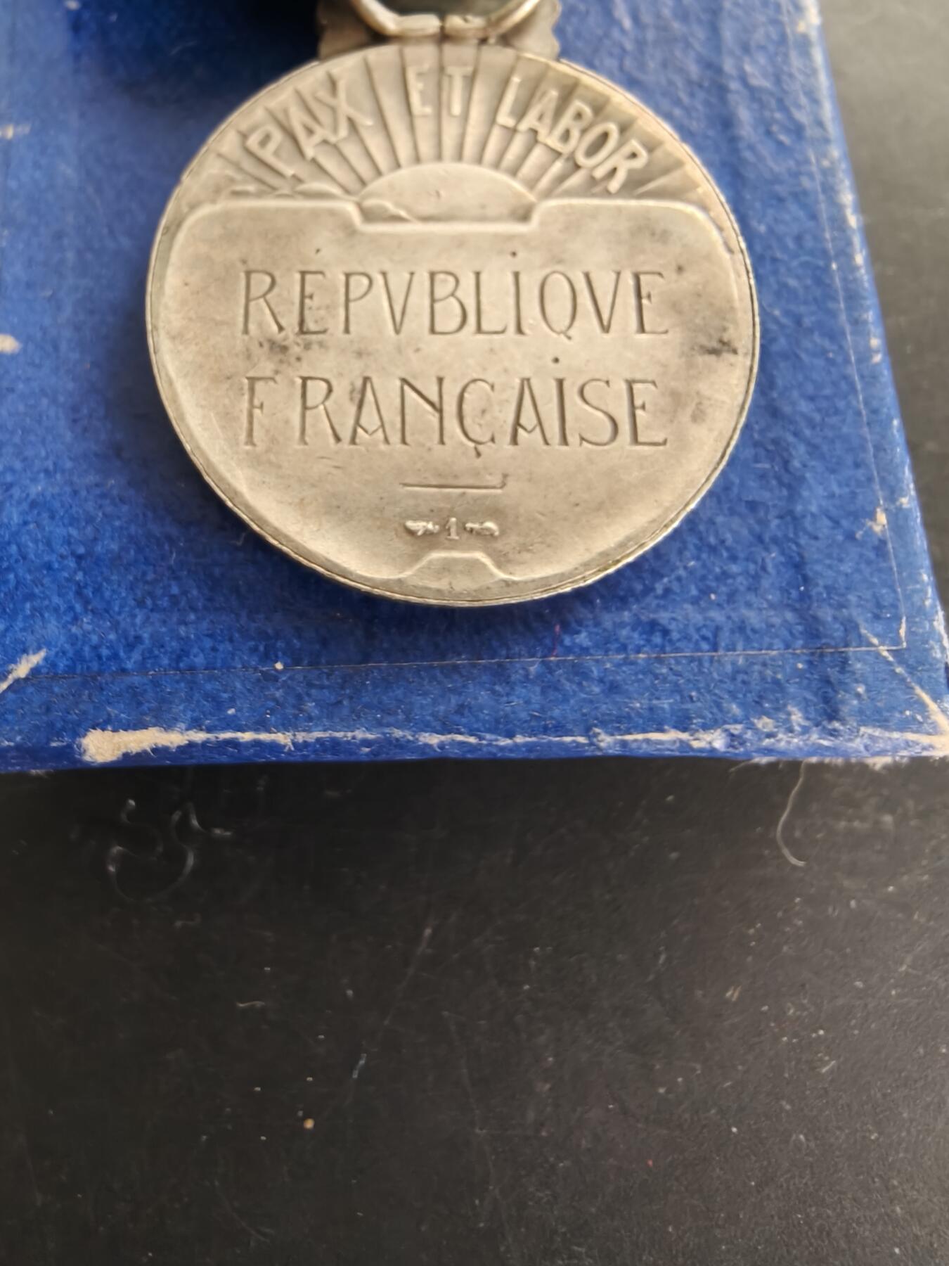 老王徽章第166期 法国银级体育奖章    带纸盒    950银    15.9g
