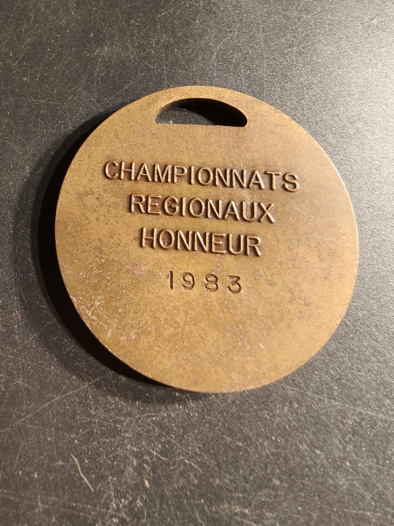 老王徽章第166期 法国保龄球协会纪念章     弗莱斯作品     直径50mm.   重量61.6g