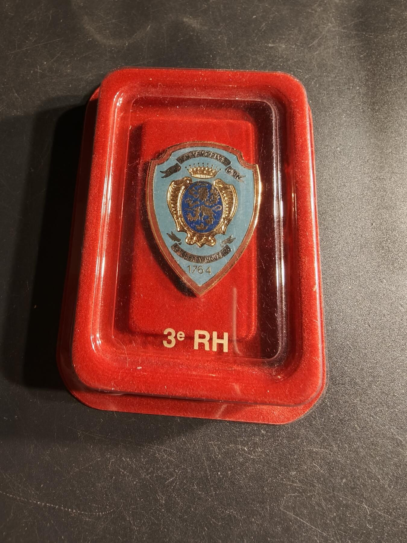 老王徽章第166期 法国第2骠骑兵团证章    亚瑟贝特朗造     原盒