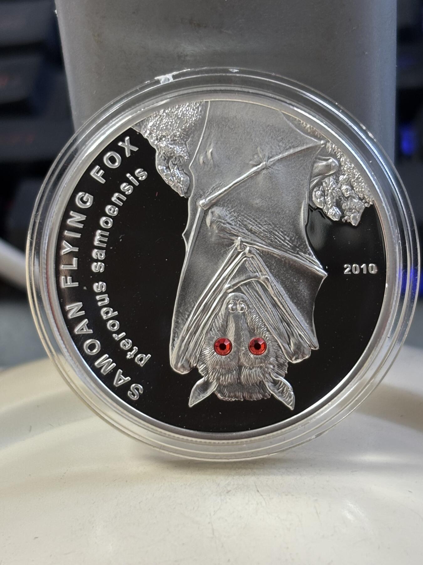 第183期拍卖 萨摩亚2010年动物系列飞狐镶嵌红水晶精制纪念银币，25克，925银，发行2500枚