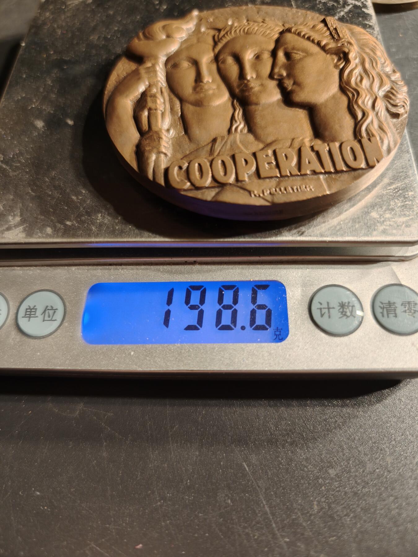 老王徽章第166期 法国互助会大铜章    高浮雕     “人人为我，我为人人”      直径68mm.    重量198.6g