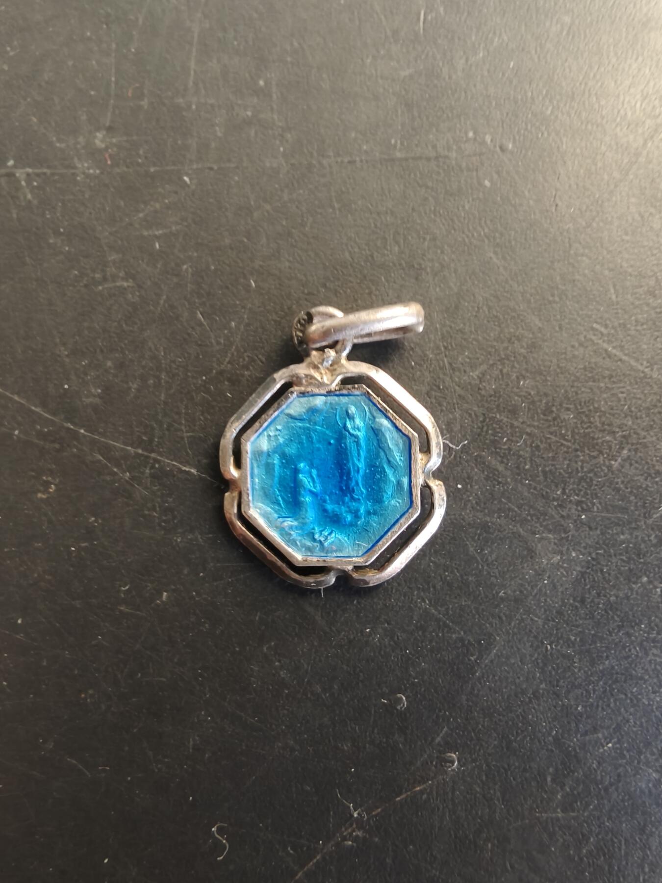 老王徽章第166期 法国天主教会纪念章    银质珐琅     0.7g