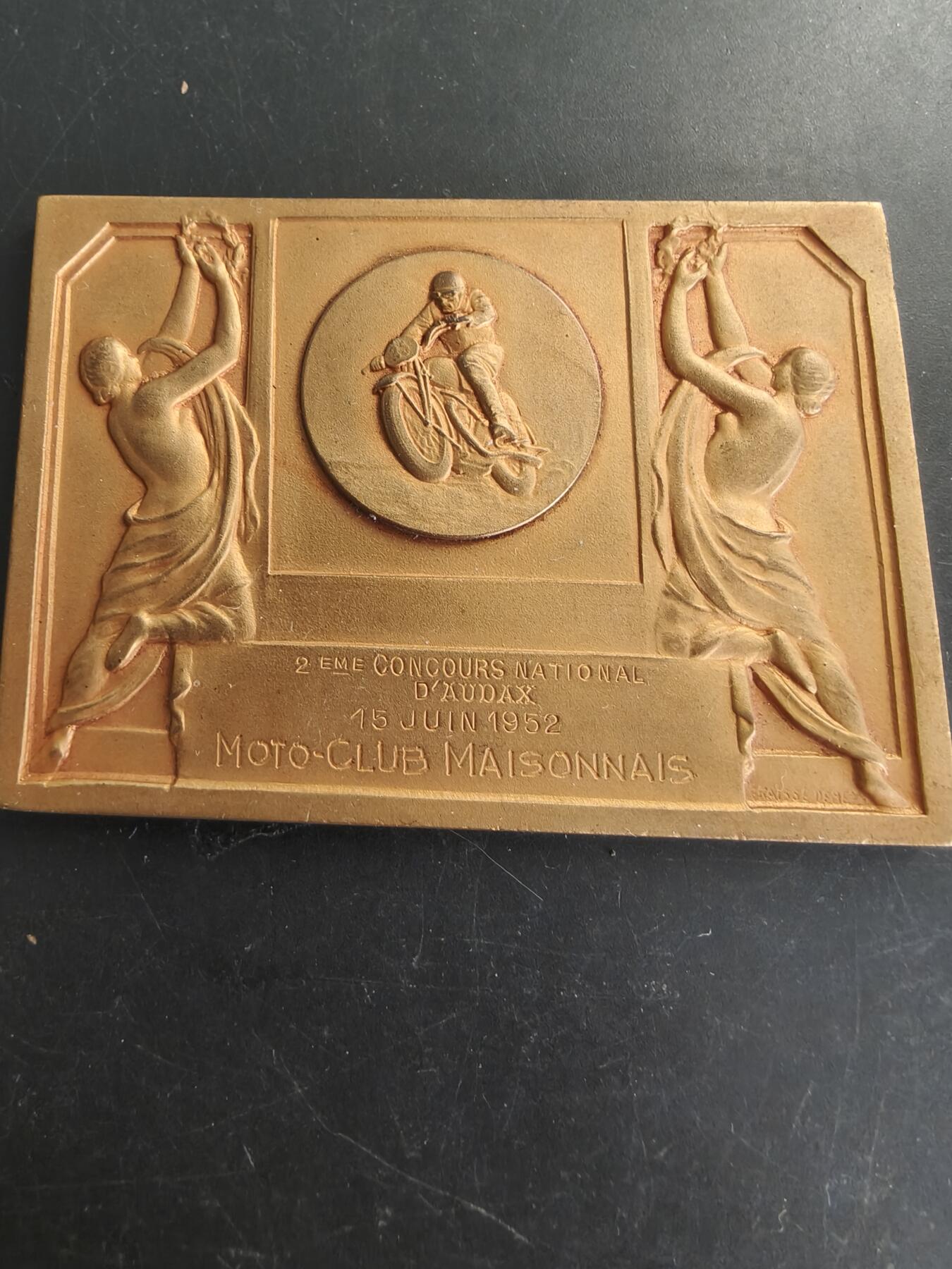 老王徽章第166期 法国1952年第二届全国场地越野赛方形镀金大铜章    尺寸75×52mm.    重量124g