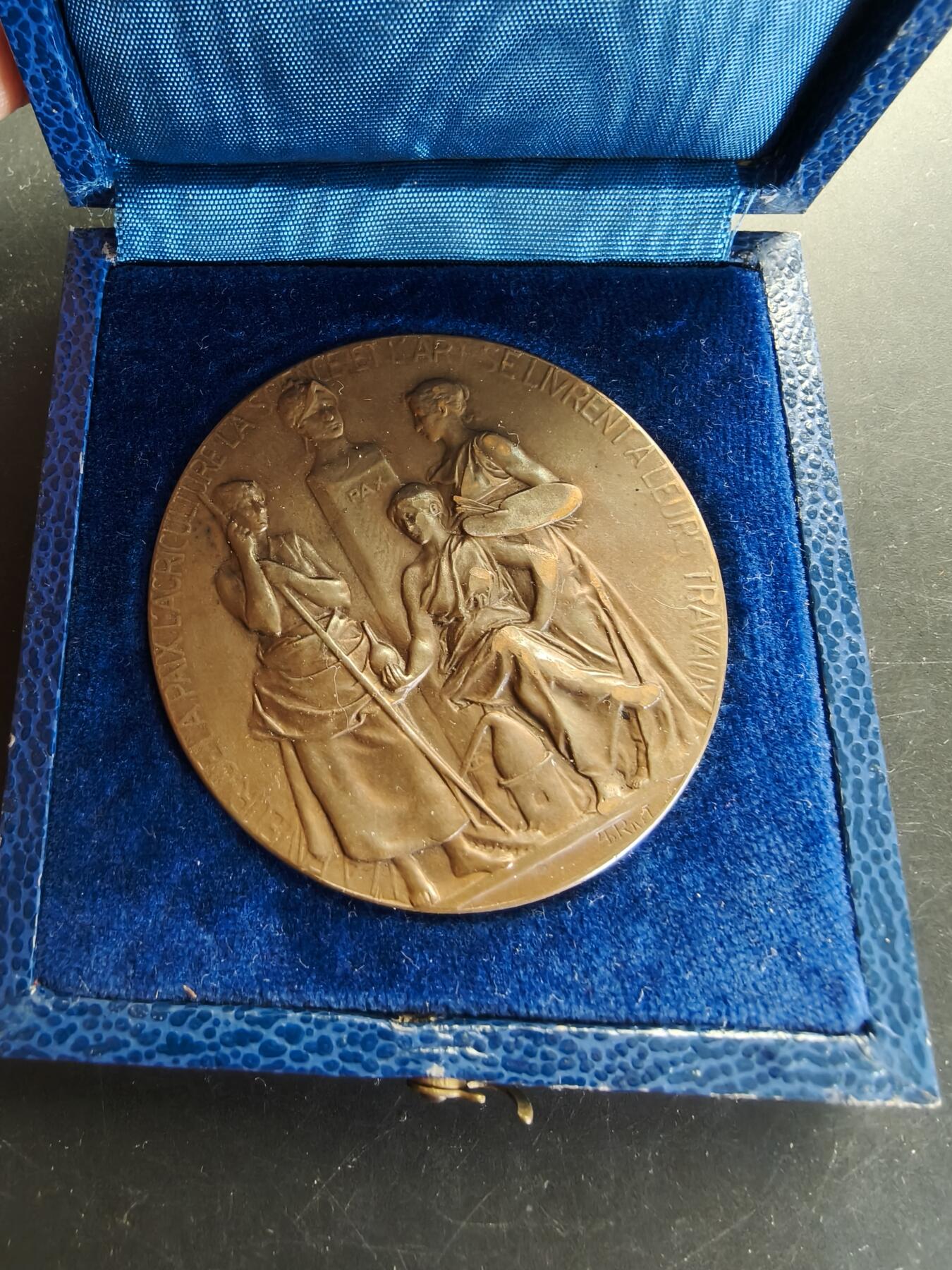 老王徽章第166期 法国布雷絮尔区农业博览会大铜章     原盒    大师里维特作品   直径51mm.    重量54g