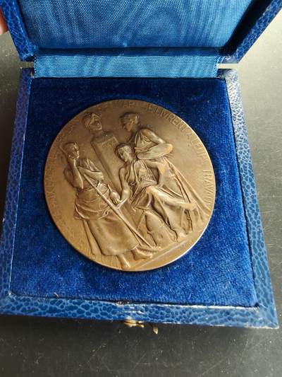 老王徽章第166期 - 法国布雷絮尔区农业博览会大铜章     原盒    大师里维特作品   直径51mm.    重量54g