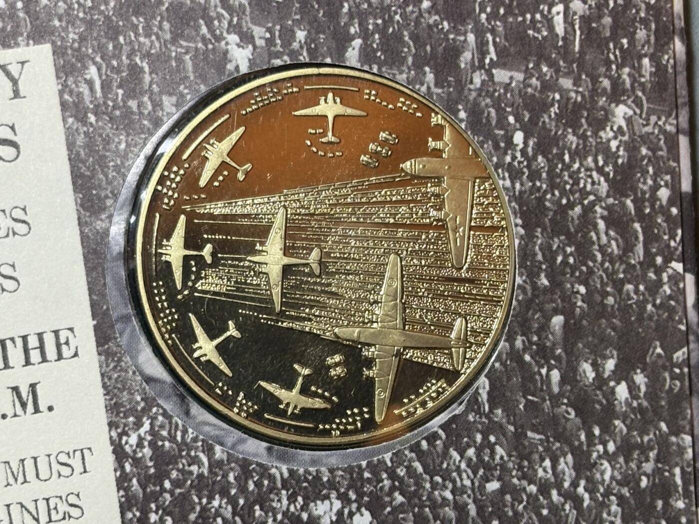 盛世勋华——号角文化勋章邮票专场拍卖第291期 英国1999年柏林危机（柏林空运成功50周年）纪念首日邮币封，包括纪念章+主题邮票+历史资料的组合类藏品，兼具历史纪念与收藏属性，纪念1948-1949年柏林空运50周年——这是二战后美苏冷战初期，西方阵营向被封锁的西柏林空运物资的行动，是冷战早期的标志性事件。限量发行，编号29500