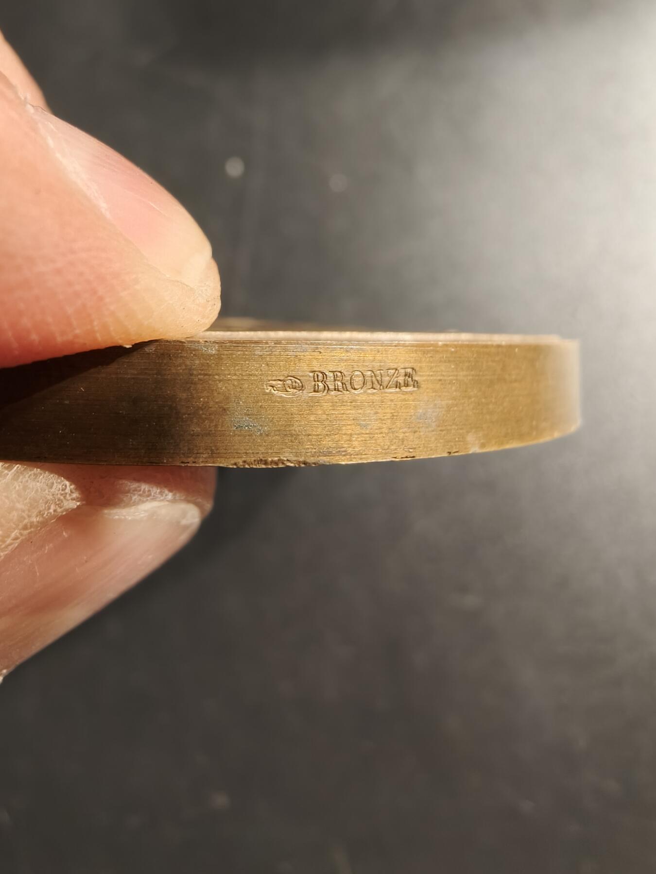 老王徽章第166期 法国法兰西银行成立150周年大铜章    正面为密涅瓦与福图娜    象征智慧与财富     直径68mm.    重量153.4g