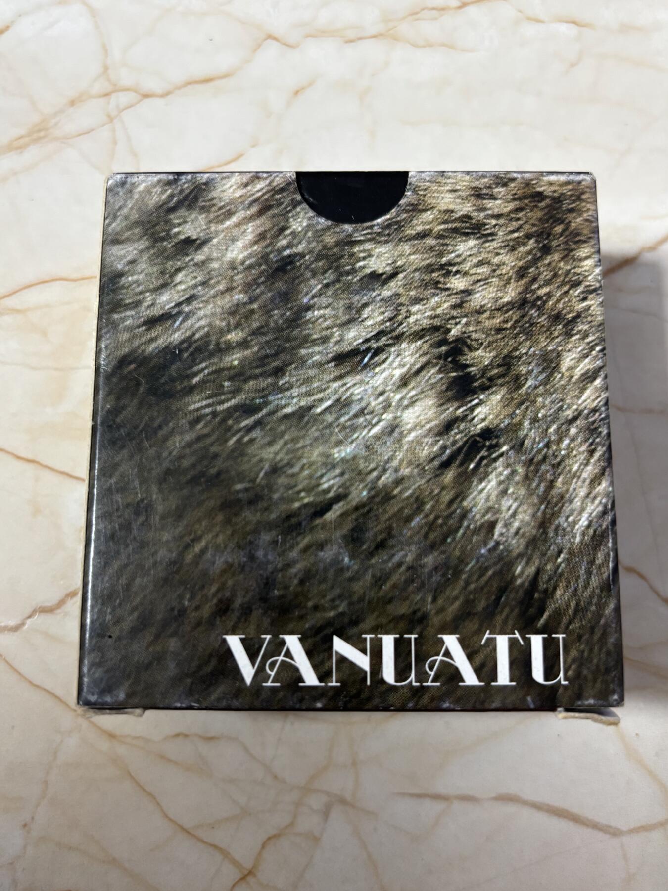 第183期拍卖 瓦努阿图2013年小浣熊镶天然黑钻石1盎司纪念银币，999银，发行1500枚