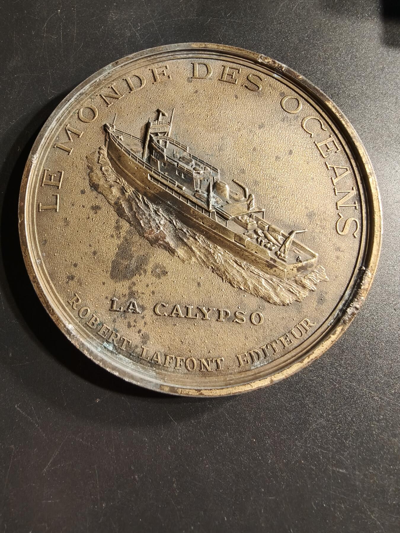 老王徽章第166期 法国罗伯特拉丰出版社纪念章     直径89mm.    重量210g