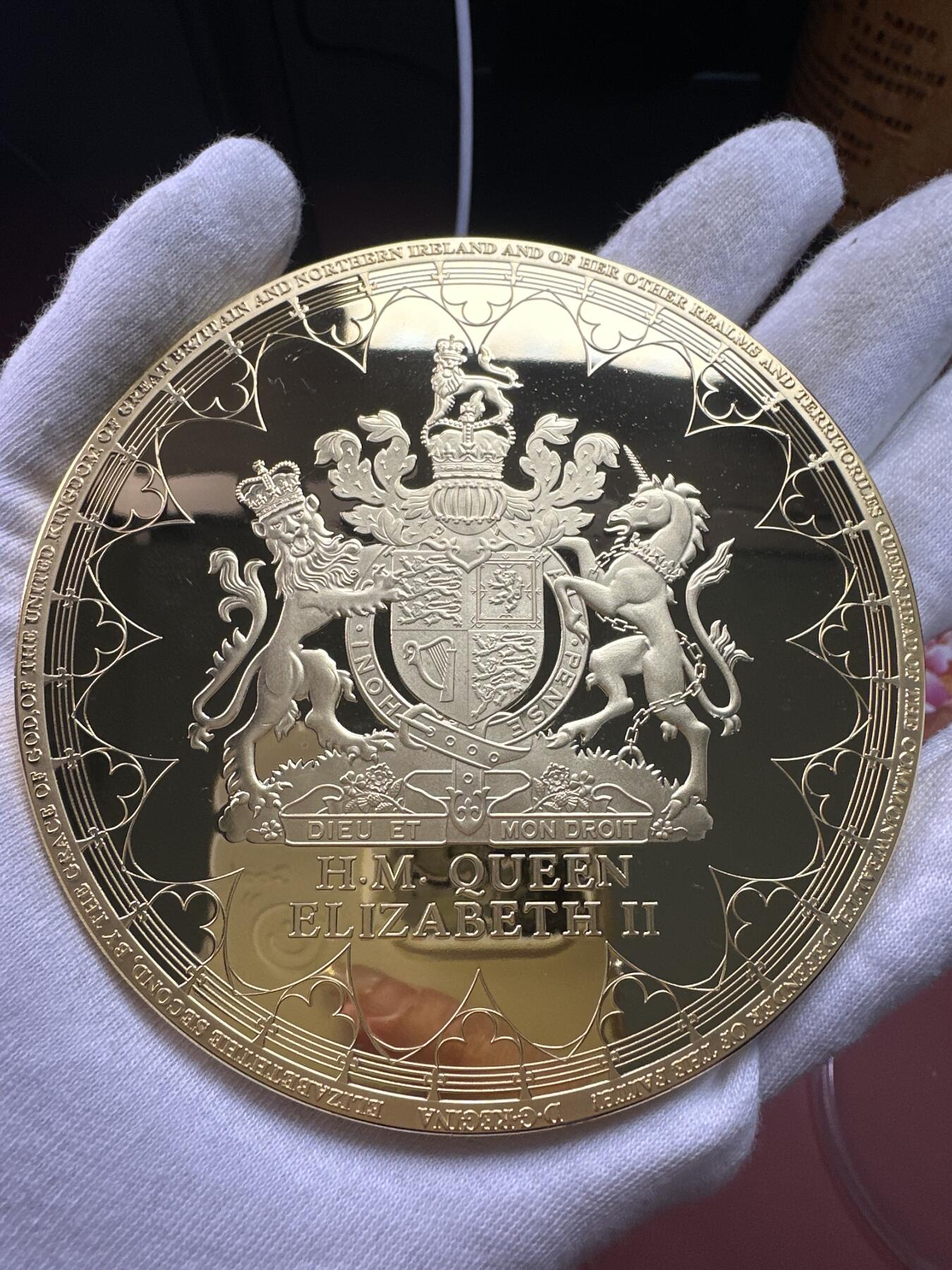 12.4铜章专场 2016年英国伊丽莎白女王二世90岁生日纪念章 高浮雕铜镀金精致纪念章 100mm