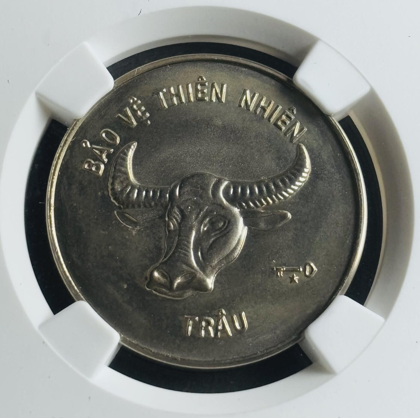 文馨钱币收藏第 283 场，【大雪鉴珍，寒英缀金】金银纪念币精品场，诚邀您的参与【长期接代拍品】 稀少 1986 年越南大水牛 10 盾纪念币，NGC 评级 MS67 分