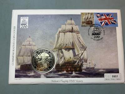 盛世勋华——号角文化勋章邮票专场拍卖第291期 - 英国马恩岛2005年特拉法尔加海战200周年纪念币首日收藏封，含邮票、插画、克朗型纪念币封装，限量发行，编号0601，纪念1805年英国海军在特拉法尔加海战中击败法西联合舰队的战役，主角是英国海军名将纳尔逊的旗舰“胜利号（HMS Victory）”，2005年是该战役200周年纪念节点。