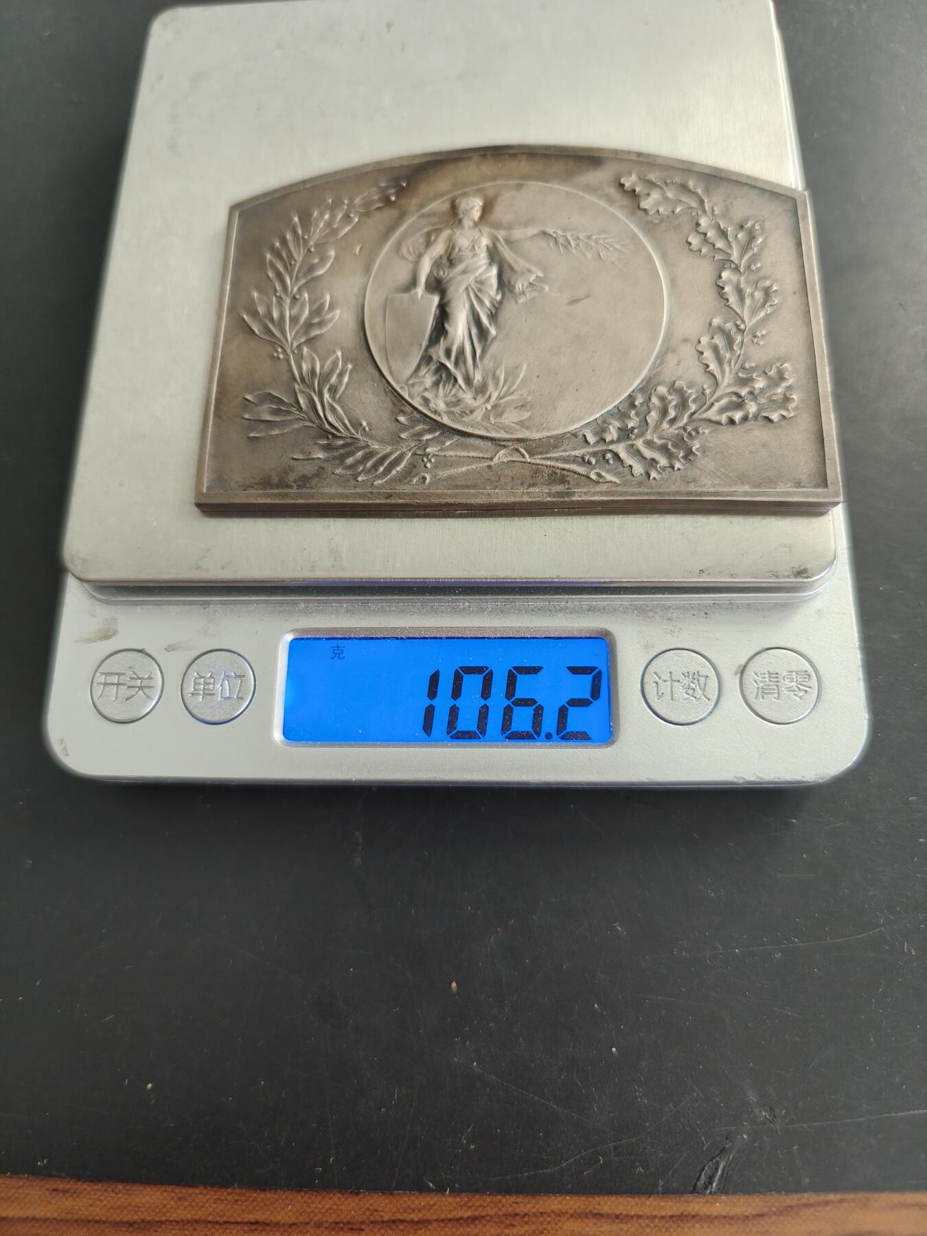 老王徽章第166期 法国新艺术玛丽安娜方形镀银大铜章     原盒     尺寸80×58mm.    重量106.2g