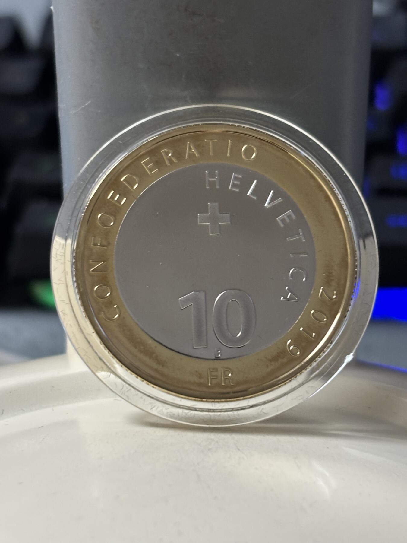 第183期拍卖 瑞士2019年森林动物系列傻狍子10法郎双色精制币，有氧化