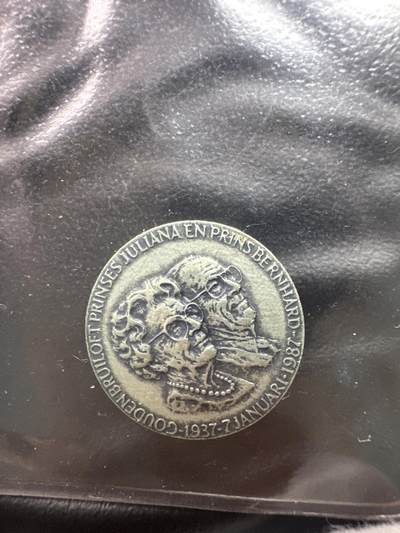 12.4铜章专场 - 1987年荷兰朱莉安娜公主与贝恩哈德亲王结婚50周年 庆祝金婚银制纪念章 原包装带证书