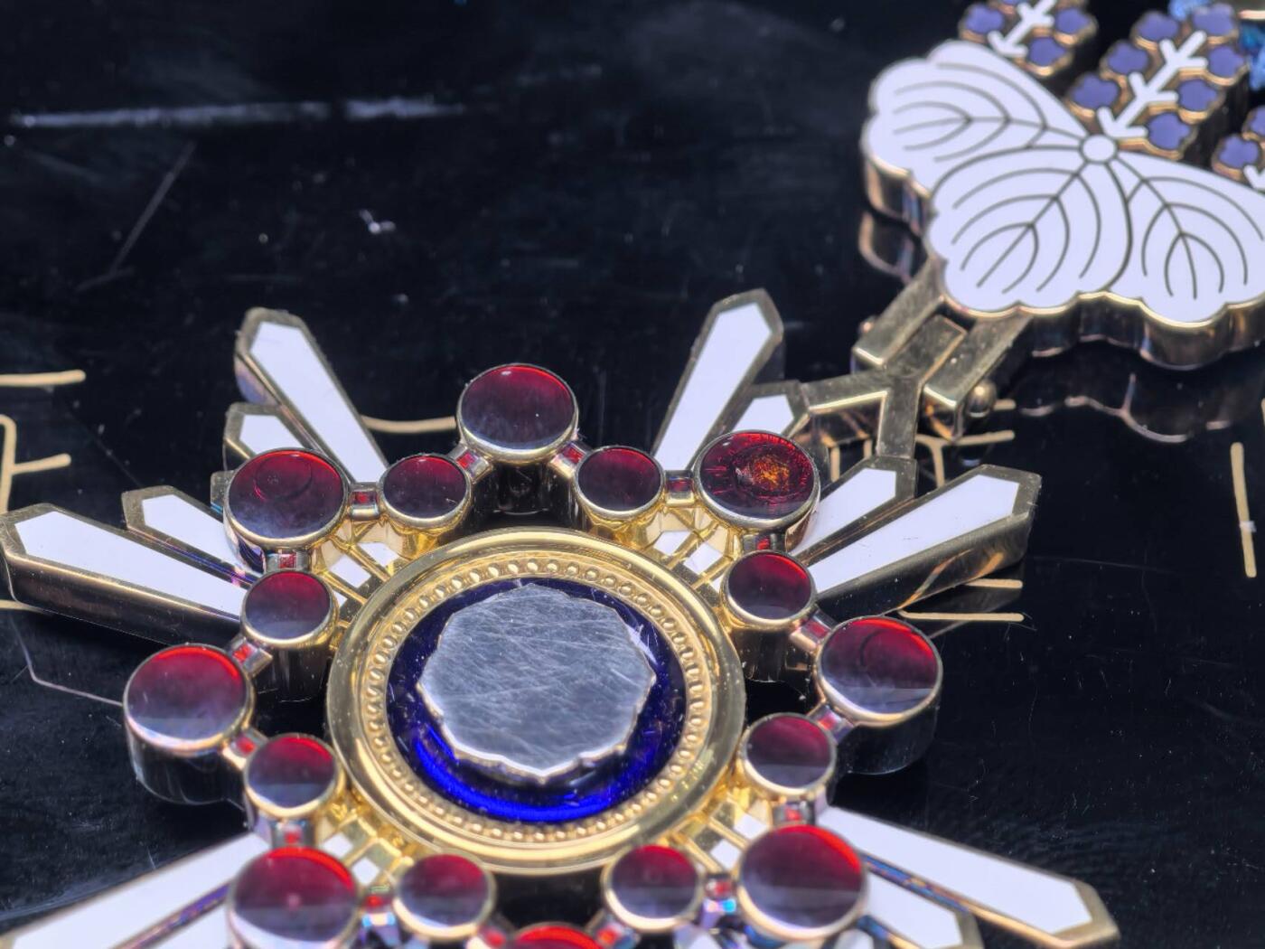 小驴勋章奖章收藏11月29日周六晚六点拍卖（珍爱和平，收藏战争，铭记历史，勿忘国耻，忠党爱国。有偿代拍，送拍规则在简介最后，参拍须阅读规则后再参拍，关系到运费包装发货时效真假辨别等关键信息，拍卖时不再发原图，看大图店主微信码在拍卖店铺介绍里） 瑞宝小绶章带盒，银质七宝烧，吊金具蝴蝶扣扣不上，红色七宝烧有烧制内伤（烧制时内部产生了气泡）