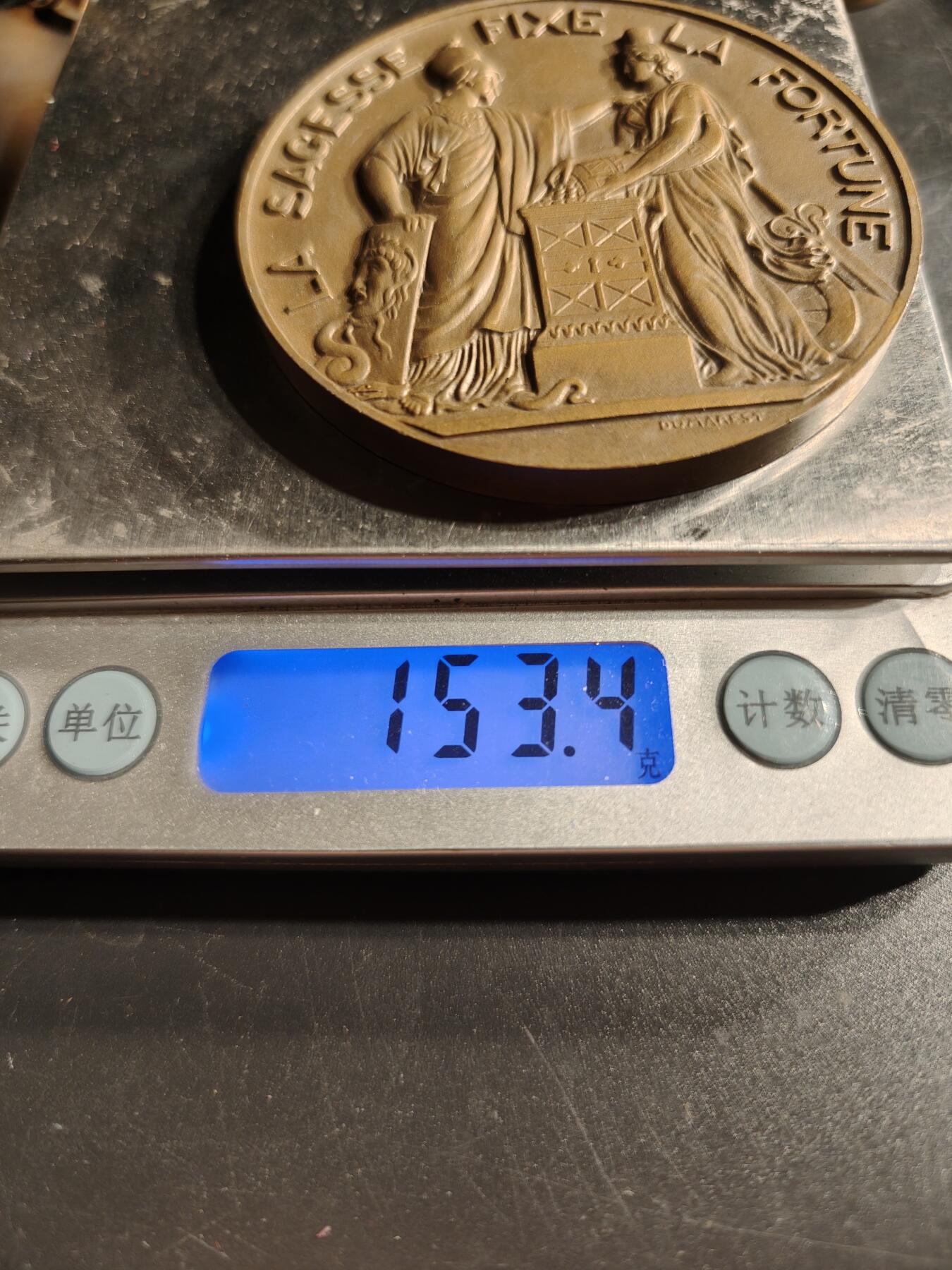 老王徽章第166期 法国法兰西银行成立150周年大铜章    正面为密涅瓦与福图娜    象征智慧与财富     直径68mm.    重量153.4g