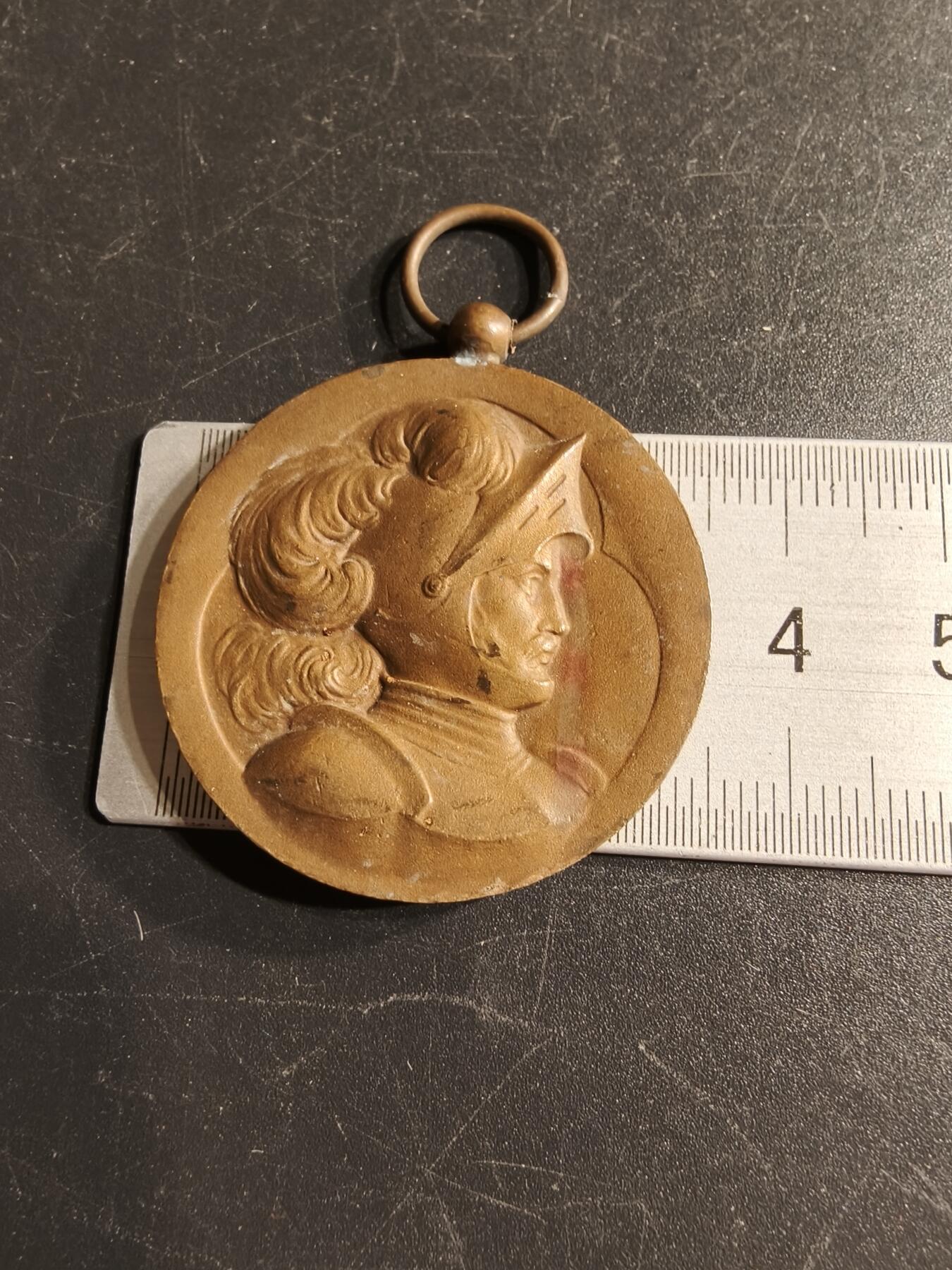 老王徽章第166期 法国洛林射击联盟铜奖章     戎装战士形象    原盒     直径35mm.    重量20g