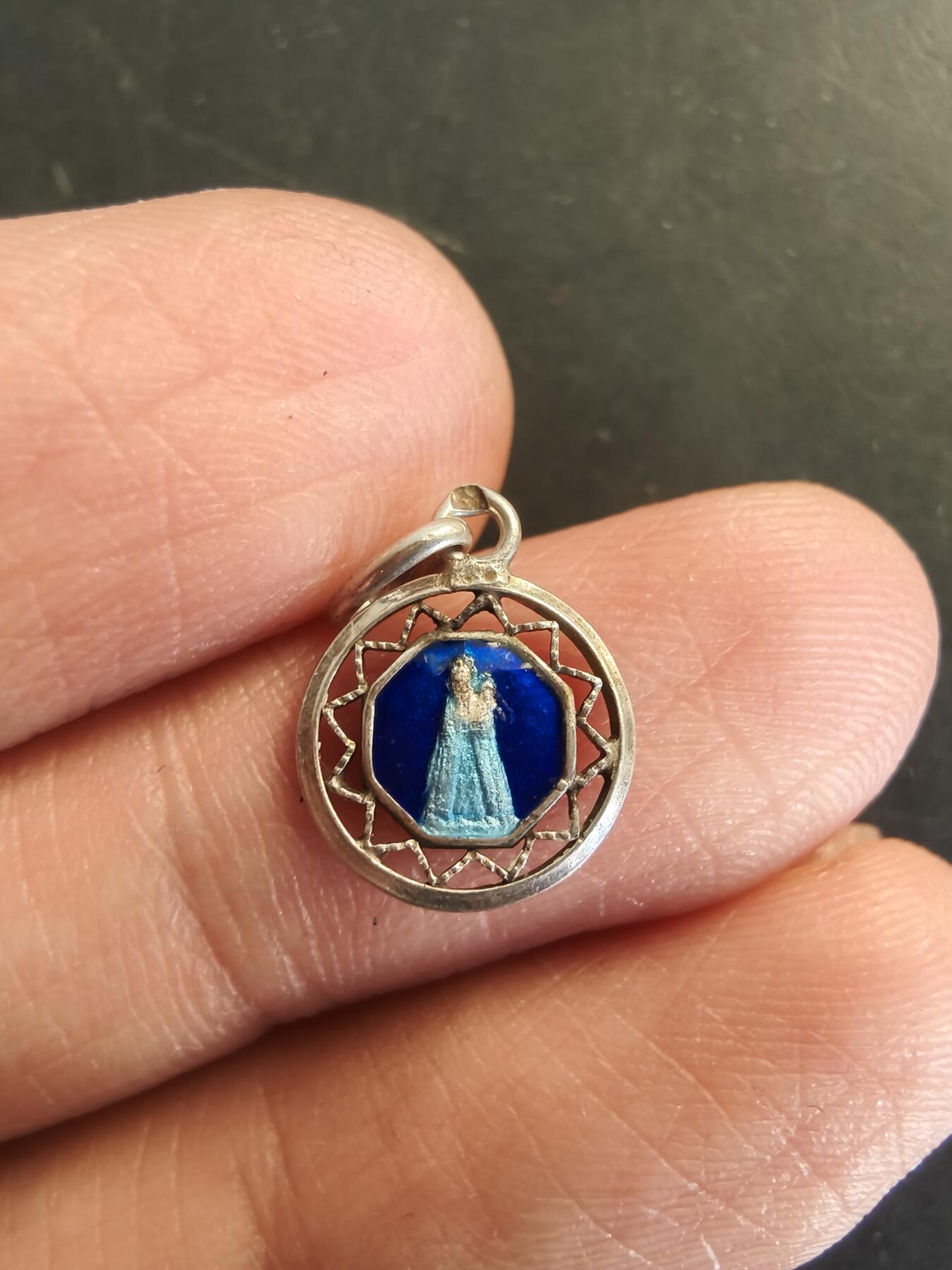 老王徽章第166期 法国天主教会纪念章    银质珐琅     0.8g