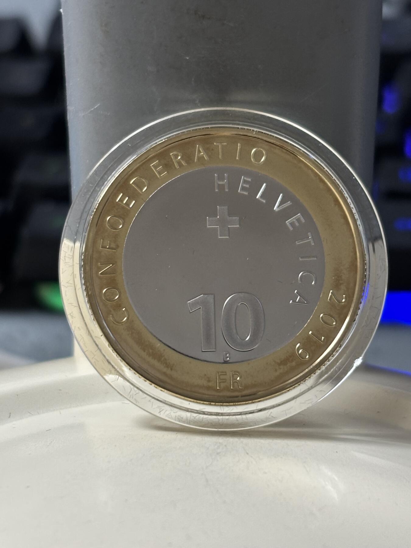 第183期拍卖 瑞士2019年森林动物系列傻狍子10法郎双色精制币，有氧化