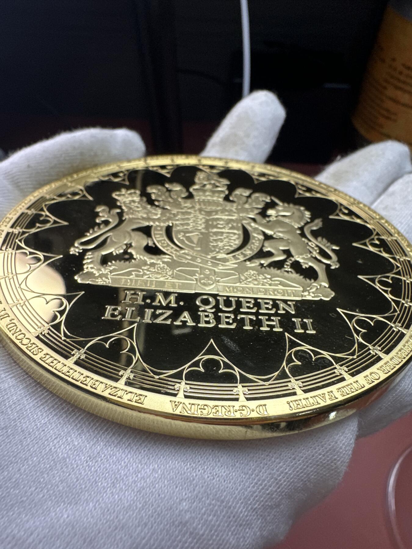 12.4铜章专场 2016年英国伊丽莎白女王二世90岁生日纪念章 高浮雕铜镀金精致纪念章 100mm