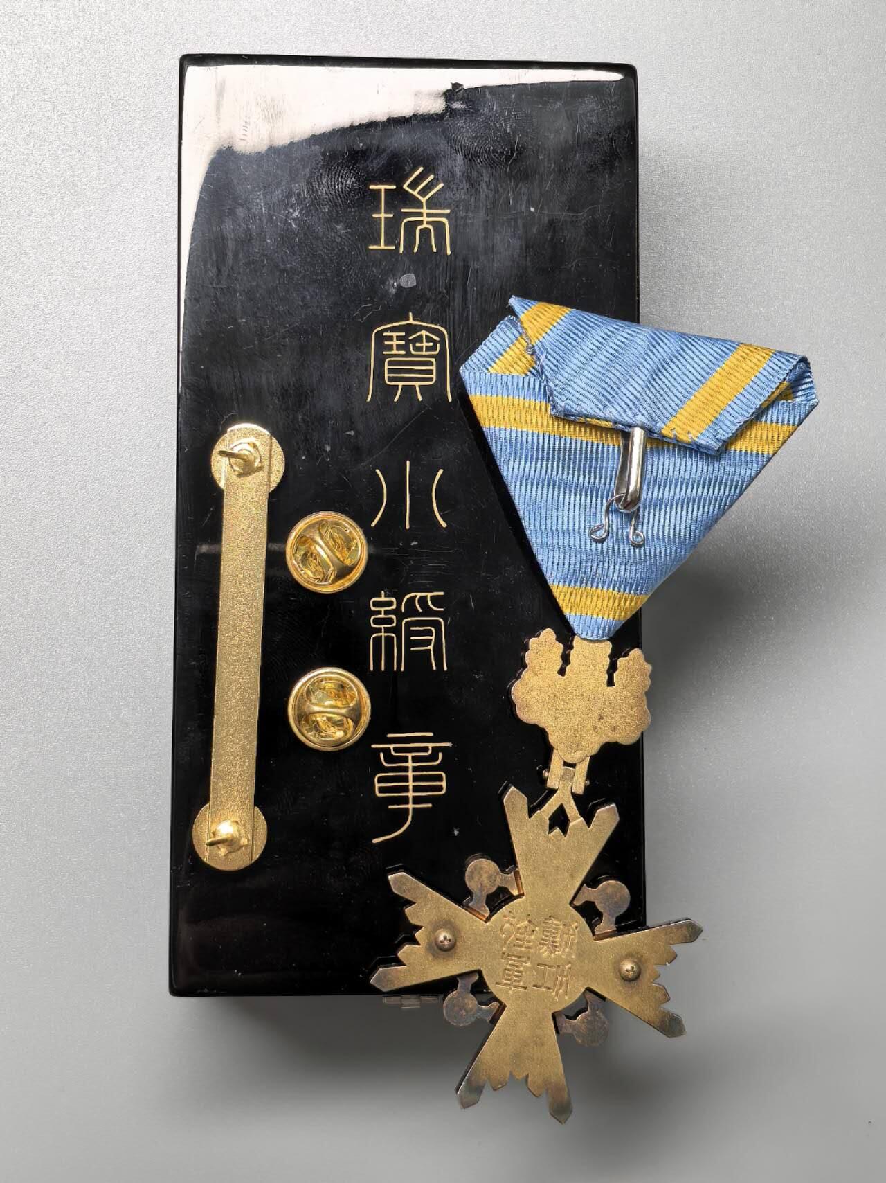 小驴勋章奖章收藏11月29日周六晚六点拍卖（珍爱和平，收藏战争，铭记历史，勿忘国耻，忠党爱国。有偿代拍，送拍规则在简介最后，参拍须阅读规则后再参拍，关系到运费包装发货时效真假辨别等关键信息，拍卖时不再发原图，看大图店主微信码在拍卖店铺介绍里） 瑞宝小绶章带盒，银质七宝烧，吊金具蝴蝶扣扣不上，红色七宝烧有烧制内伤（烧制时内部产生了气泡）