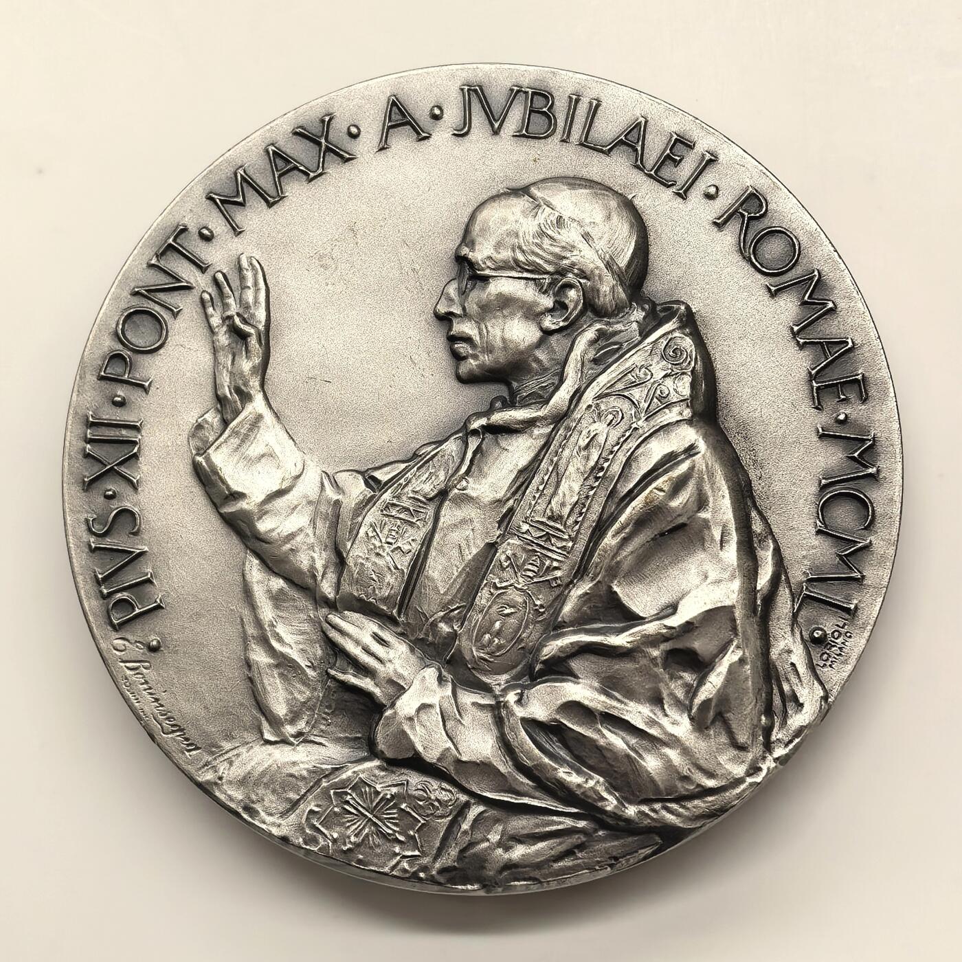 博洋堂世界钱币拍卖第149期（全场包邮） 1950年意大利教皇庇护十二世圣年非凡禧年大型纪念章，博宁塞尼亚雕模，洛里奥利铸造，外拍标注是银章，没有银标不保材质，懂的藏友自行加价拍多少算多少。20世纪最宏伟、最具艺术价值的教皇禧年纪念章之一，堪称意大利纪念章艺术的巅峰代表。 震撼尺寸（直径100毫米），重量约达563克，握于手中尽显沉甸甸的质感与尊贵。大尺寸当年发行量极少，经市场验证，公开渠道几乎难觅其踪，稀有度极高，是为“橱窗级”珍品。
