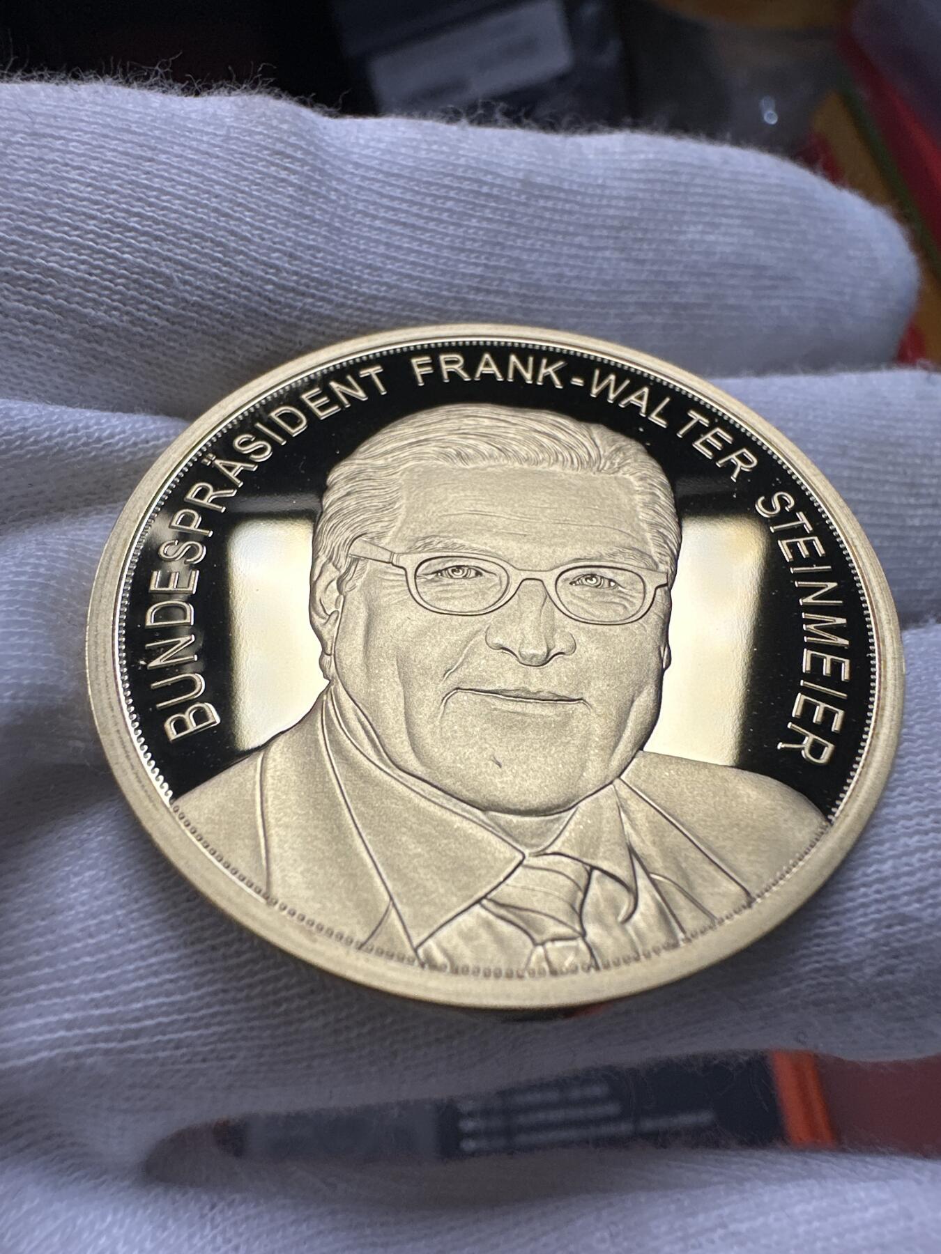 12.4铜章专场 2017年德意志联邦共和国第12任联邦总统弗兰克 瓦尔特·施泰因迈尔高浮雕精致镀金铜章 40mm