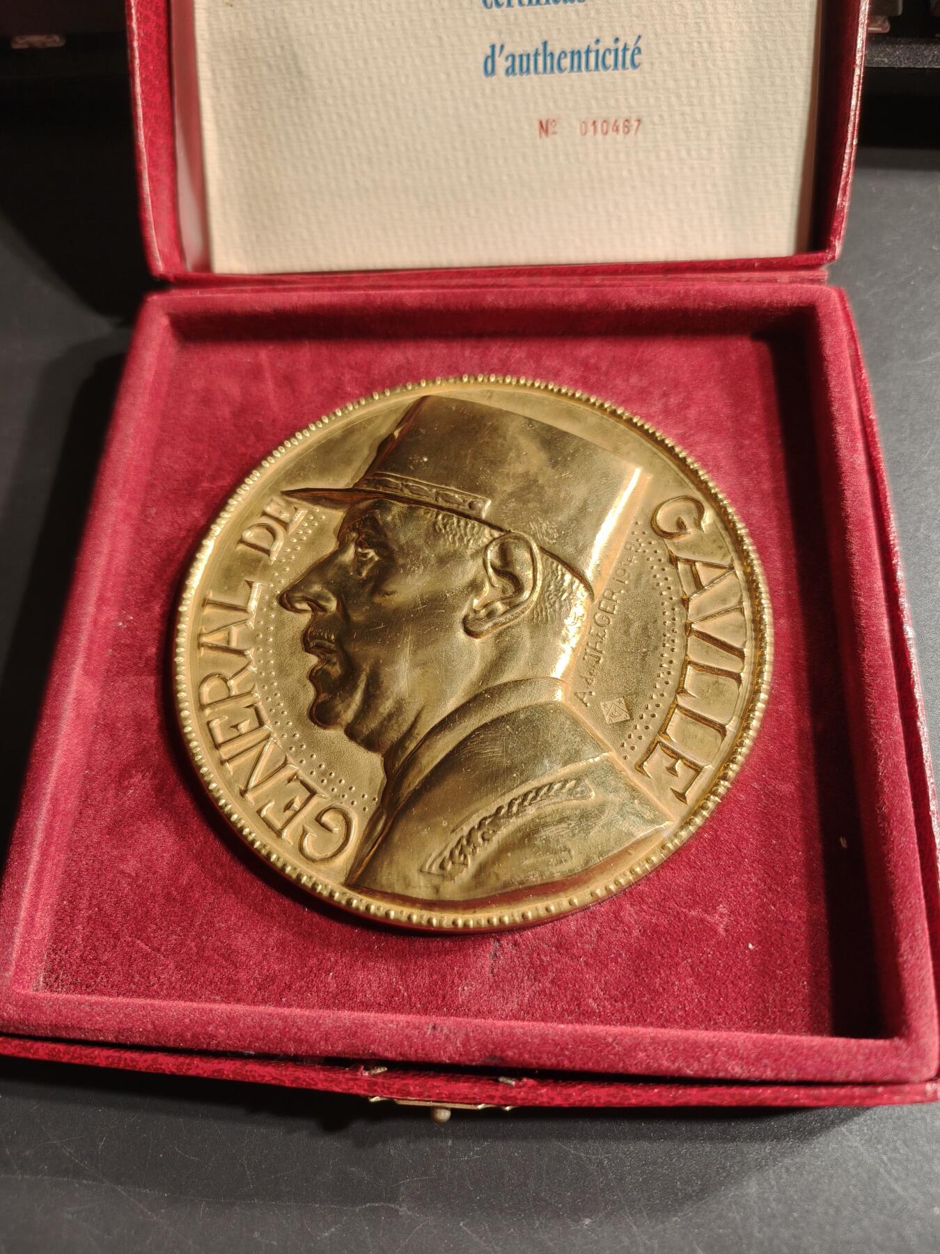 老王徽章第166期 法国夏尔戴高乐将军逝世镀金大铜章     原盒原证镀24k金    罕见大尺寸    直径90mm.     重量762.2g
