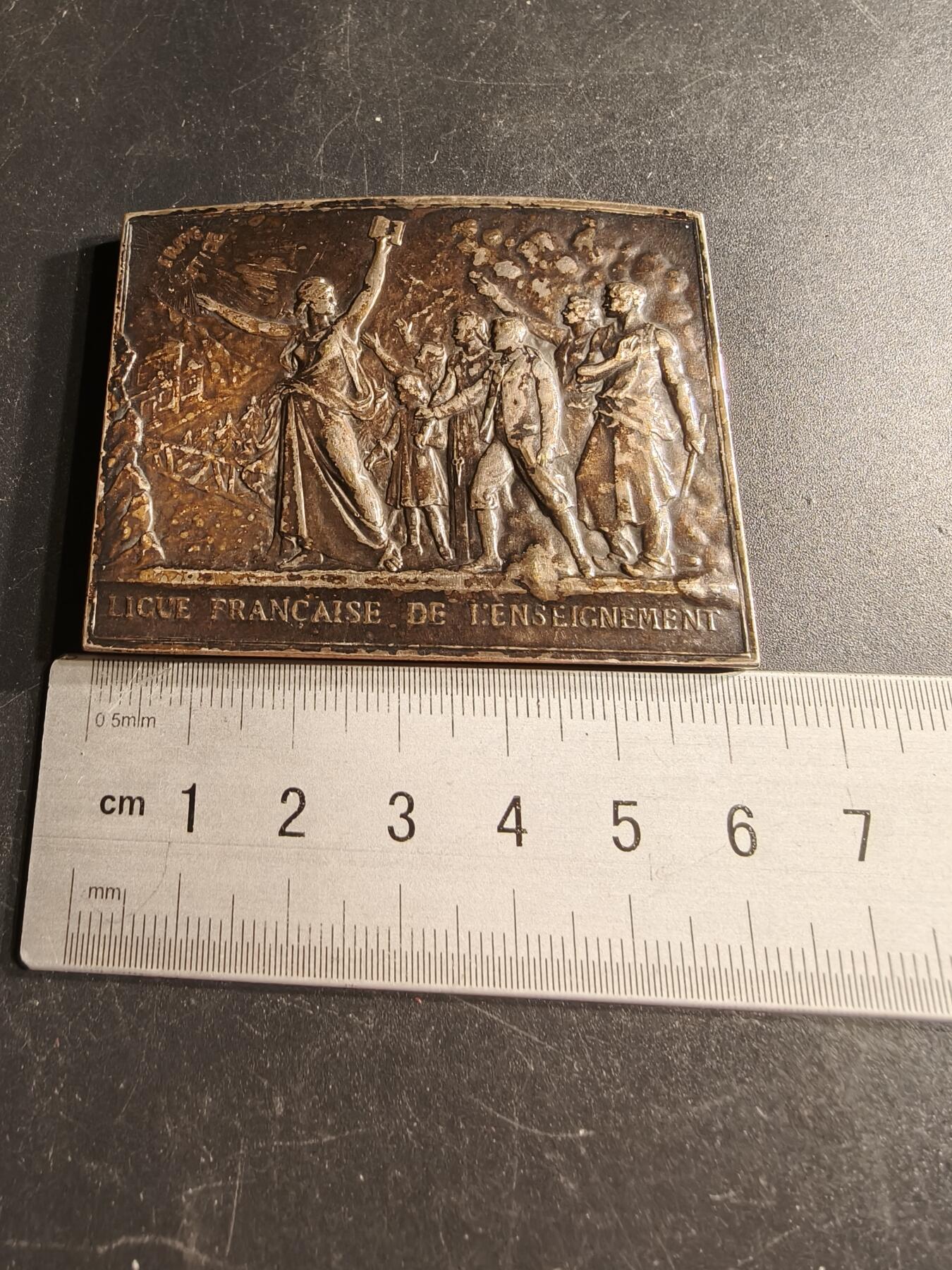 老王徽章第166期 法兰西教育联盟方形镀银大铜章    尺寸61×42mm.   重量90g