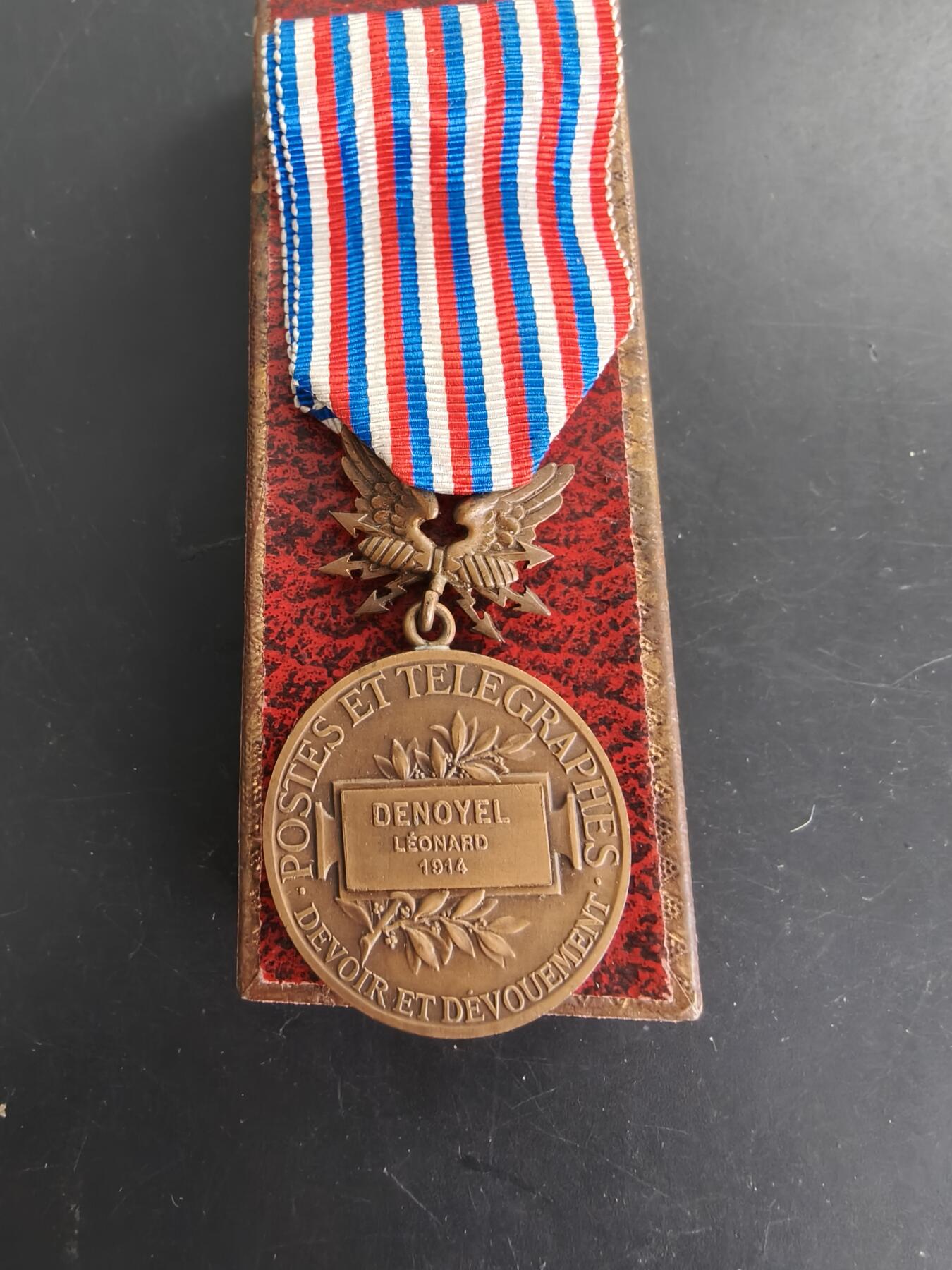 老王徽章第166期 法国铜级邮电业功绩奖章    1914年   带纸盒