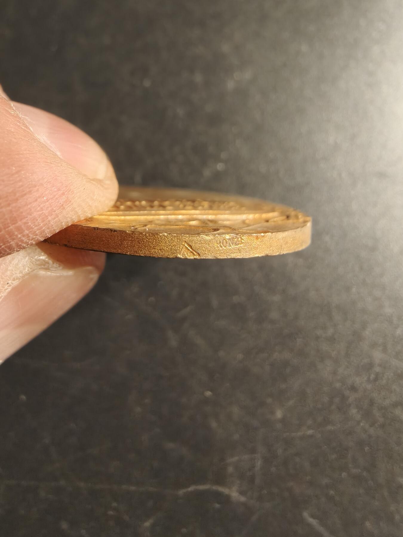 老王徽章第166期 法国孚日射击联盟镀金铜奖章     戎装战士形象       直径36mm.    重量20g