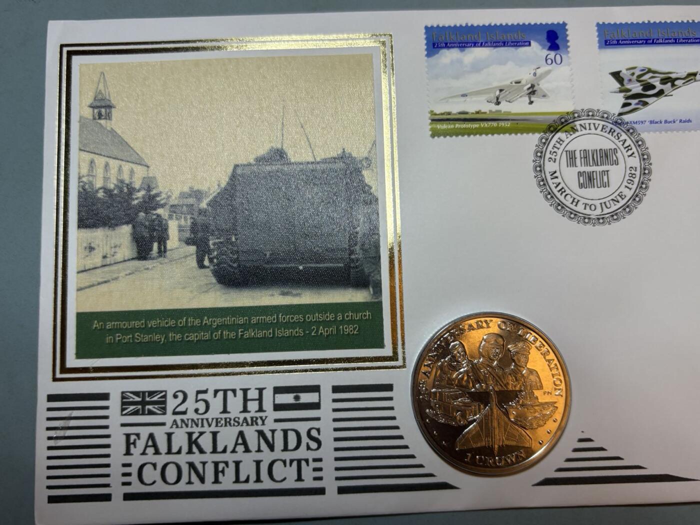 盛世勋华——号角文化勋章邮票专场拍卖第291期 英国直布罗陀2007年马岛战争25周年纪念币首日纪念币封，包括克朗型纪念币，纪念邮票，聚焦“1982年马岛战争”，设计元素包括英军装备（战机、舰船）、战争场景、纪念标语（如“25TH ANNIVERSARY FALKLANDS CONFLICT”），是英方视角的战争历史载体。