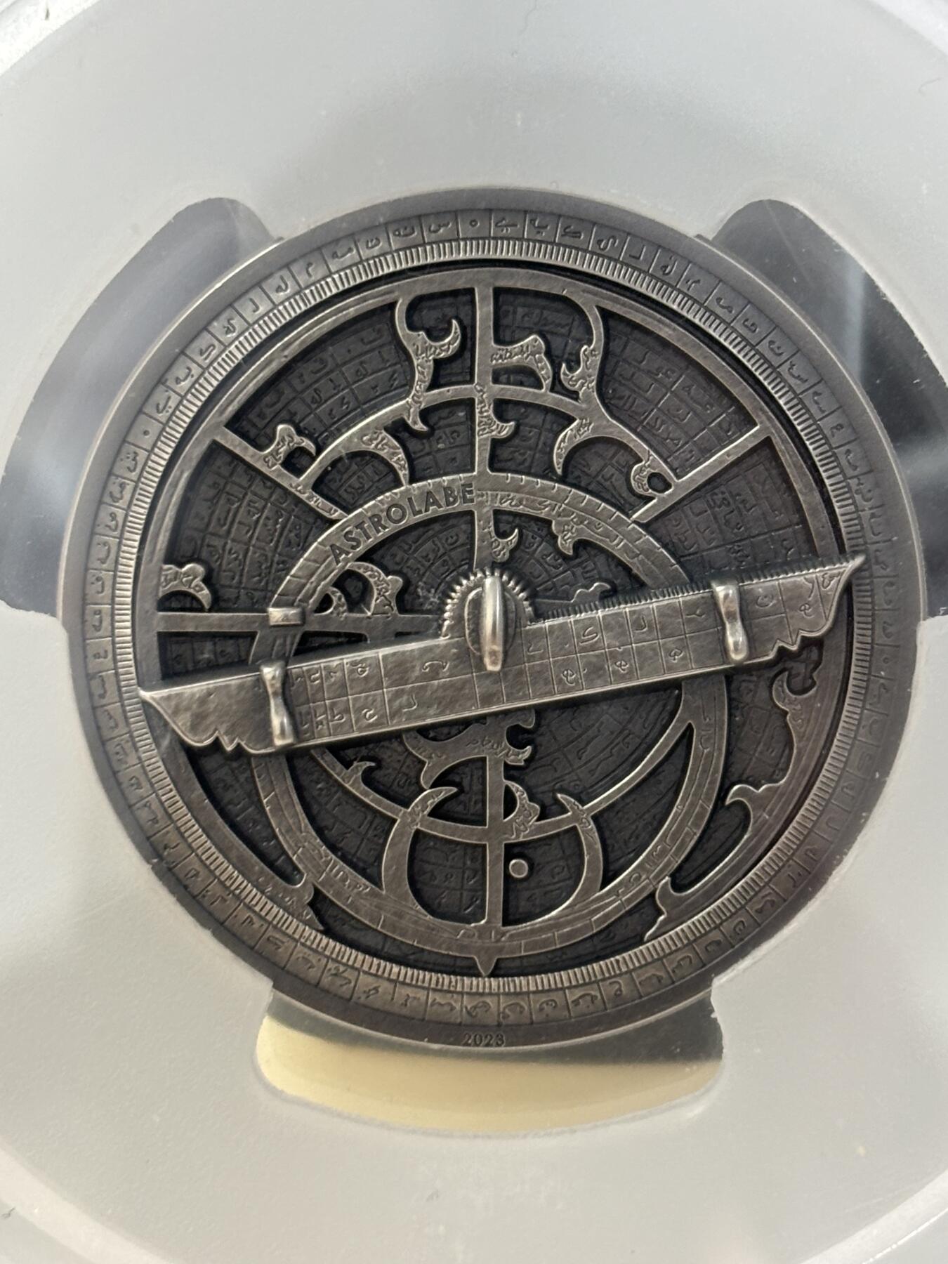 第183期拍卖 获奖库克2023年历史仪器星盘2盎司银币PCGS-MS70首无原盒证书，999银，发行1500枚，获克劳斯2024年度最佳克朗币大奖，