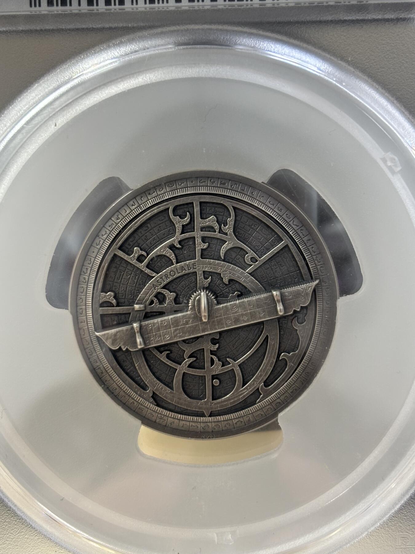 第183期拍卖 获奖库克2023年历史仪器星盘2盎司银币PCGS-MS70首无原盒证书，999银，发行1500枚，获克劳斯2024年度最佳克朗币大奖，