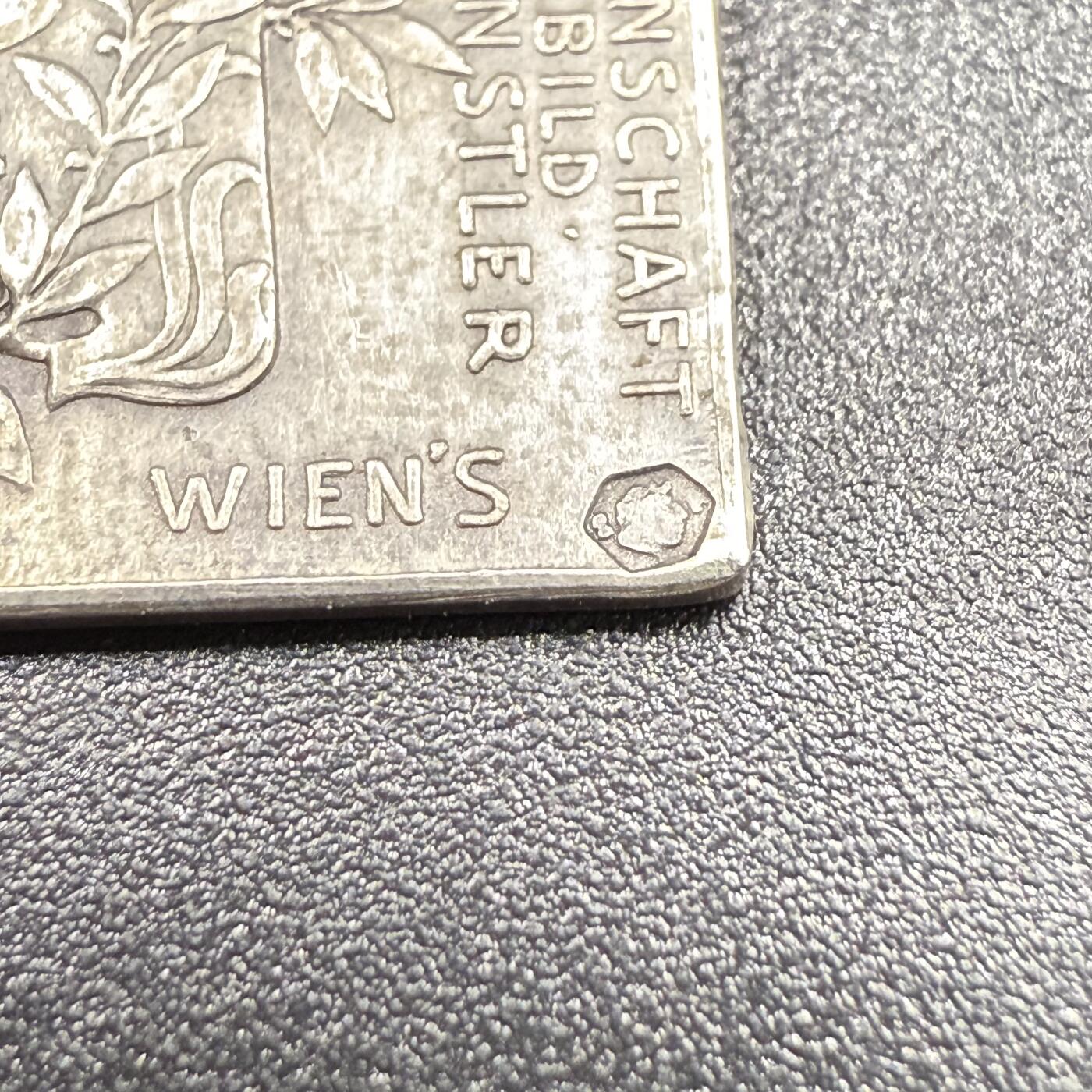 「木头集藏」章牌精品专场！    Anton Scharff～1898年奥地利弗朗茨皇帝在位50周年纪念银章 ，尺寸：23×16mm，3.6g，雕刻大师安东·沙夫非常罕见的一款作品。尺幅虽小但是银标和厂铭打得都很清晰。此章是奥地利美术家协会为纪念弗朗茨皇帝在位50周年而特别委托铸造。