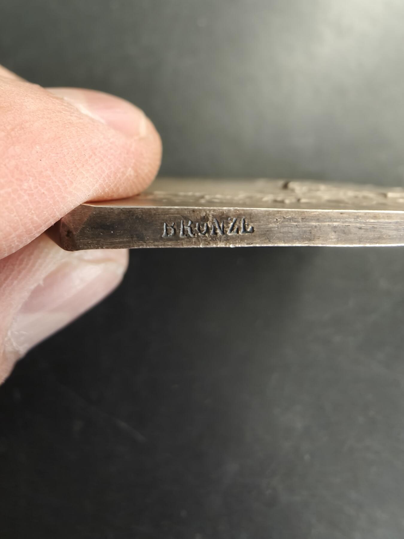 老王徽章第166期 法国射击协会方形镀银大铜章    原盒    尺寸58×46mm.  重量66.1g