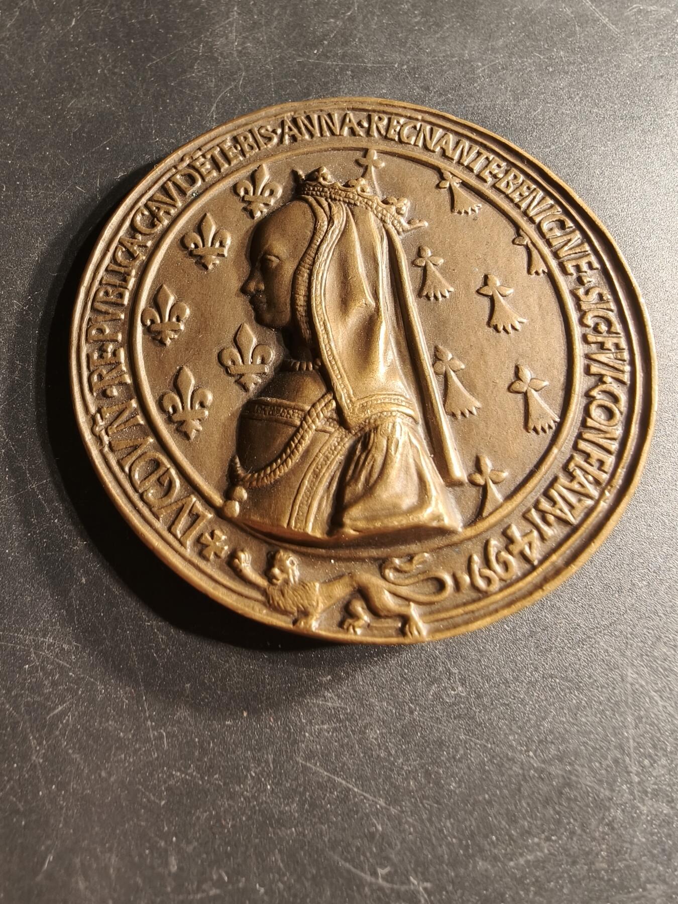老王徽章第166期 法国路易十二世国王（1498-1515）与王后布列塔尼的安妮大铜章     高浮雕     原盒     直径72mm.    重量173.1g