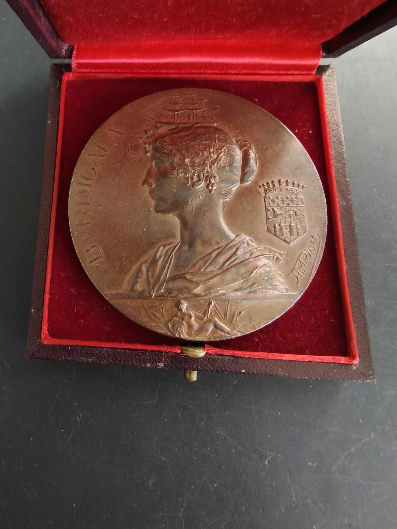 老王徽章第166期 法国1895 年波尔多爱科学学会第十三届全国博览会大铜章    原盒    大师里维特作品    直径64mm.   重量107.7g