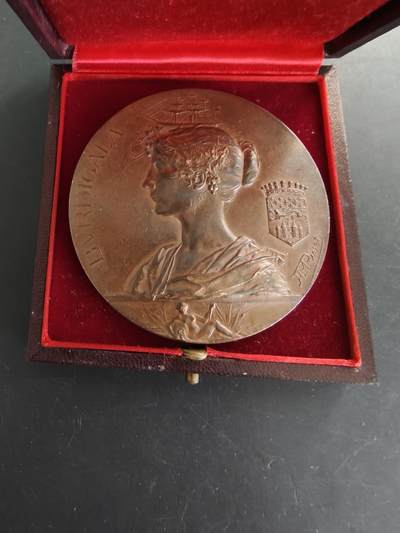 老王徽章第166期 - 法国1895 年波尔多爱科学学会第十三届全国博览会大铜章    原盒    大师里维特作品    直径64mm.   重量107.7g
