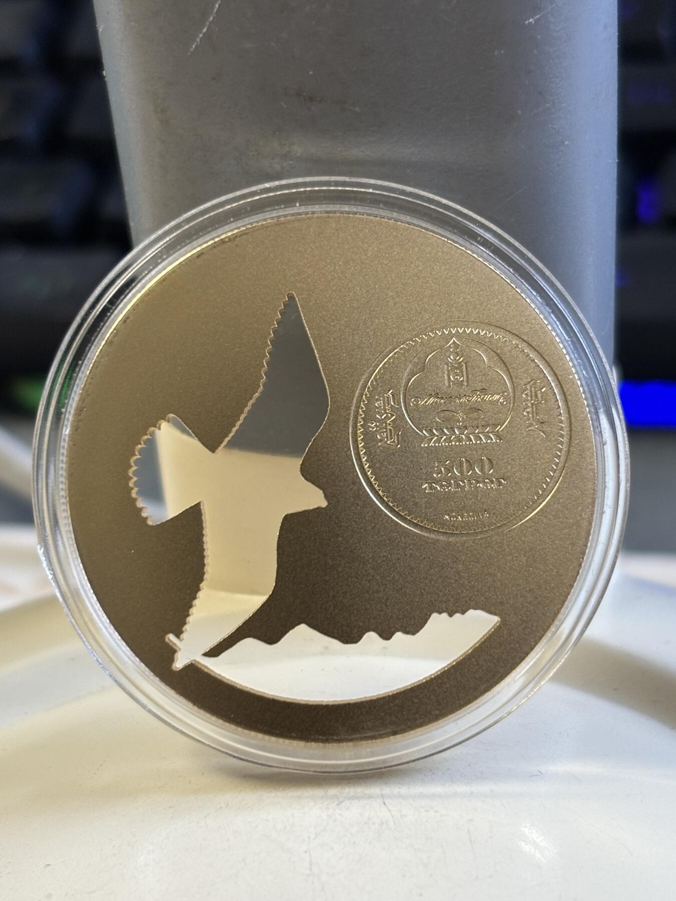 第183期拍卖 蒙古2015年大自然系列3翱翔猎隼镂空镀金纪念银币，1/2盎司，925银，发行2500枚，有氧化