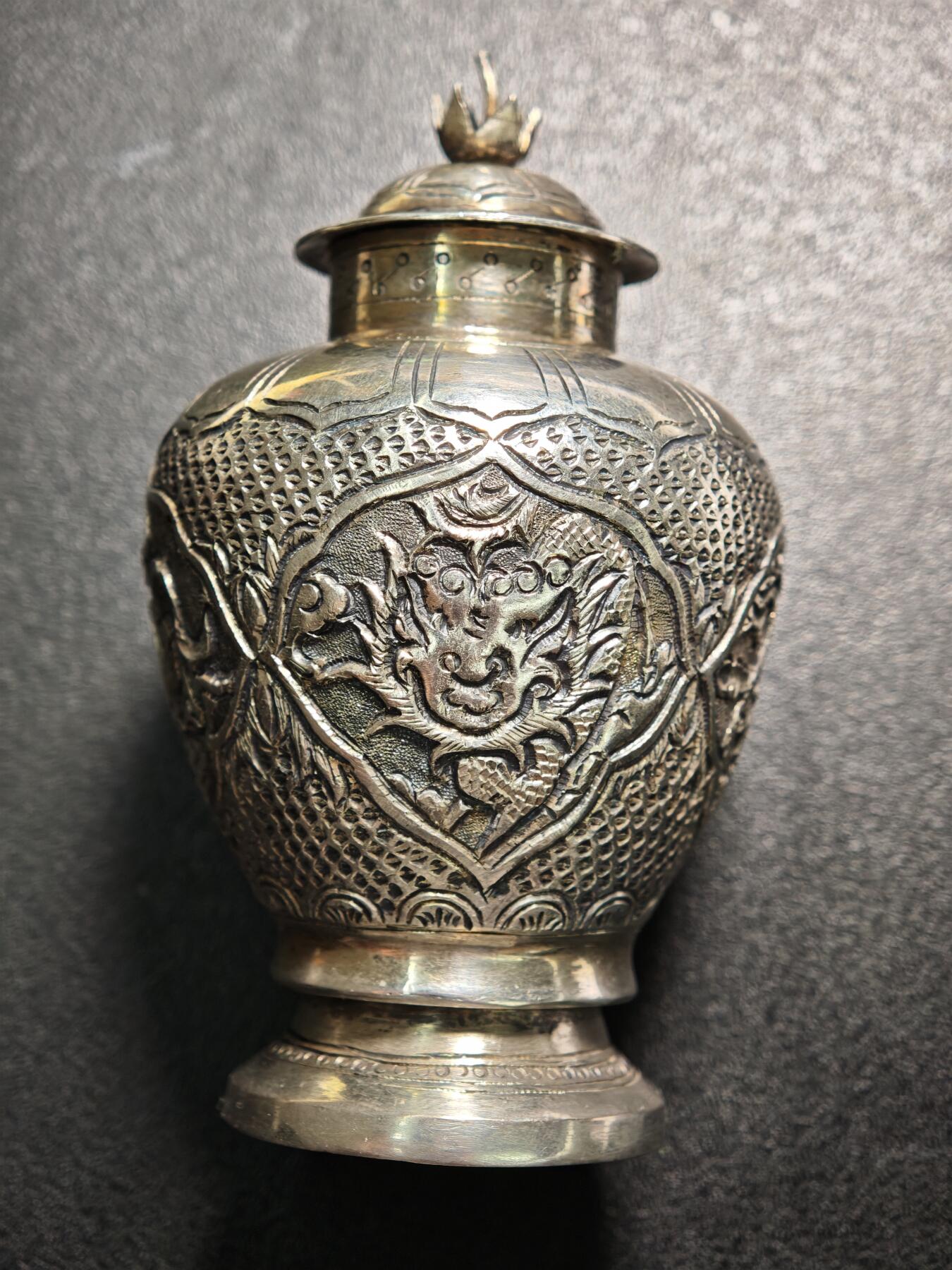 【德藏】世界币章拍卖第155期（拍品征集中~欢迎藏友联系） 回流龙凤雕花银瓶 瓶高约：83.4mm（含盖），瓶身直径约：50.8mm，瓶盖直径约：29.6mm，瓶重约：54.5g（含盖)）