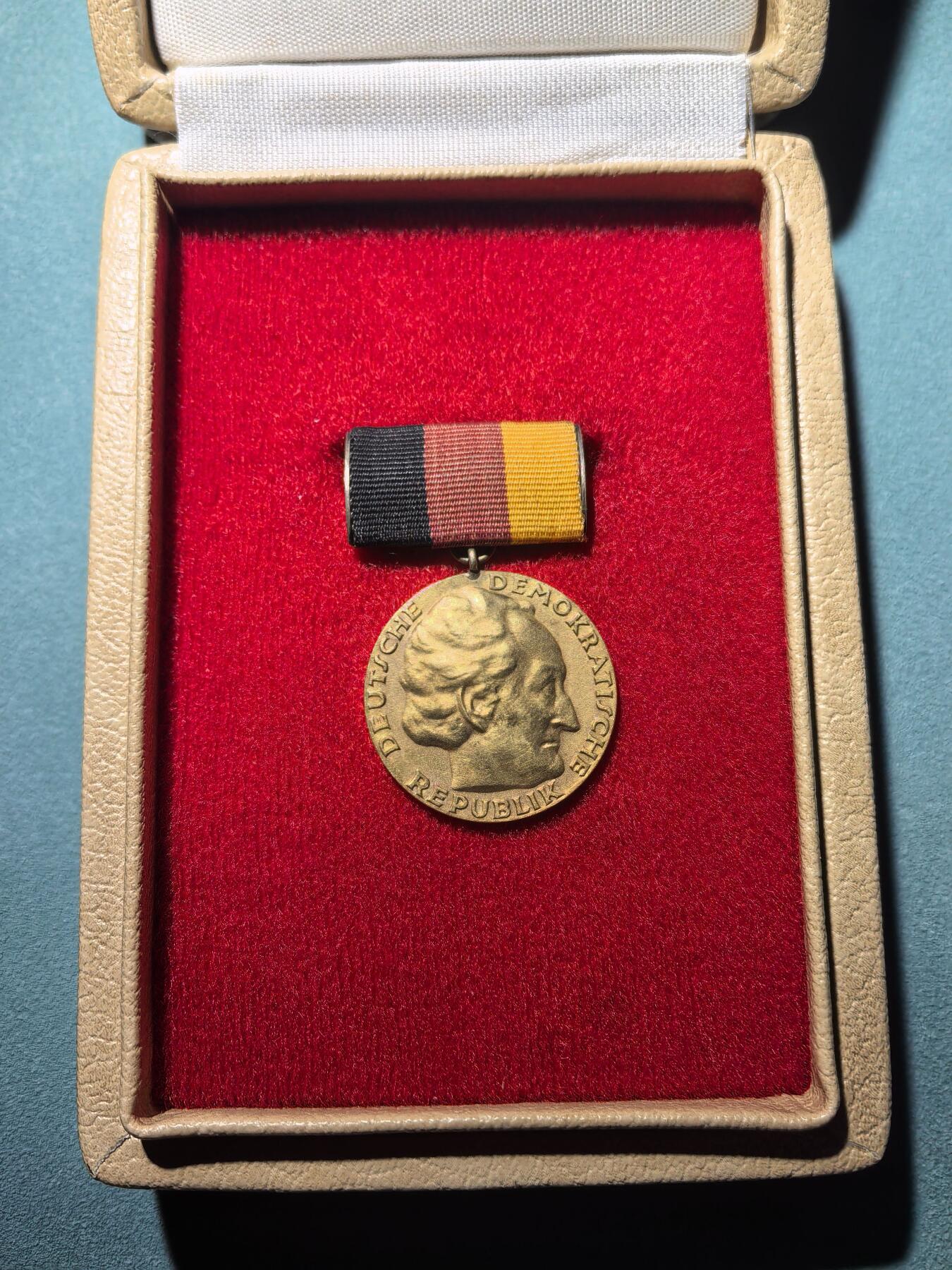 盛世勋华——号角文化勋章邮票专场拍卖第290期 东德国家荣誉 歌德奖金 高级国家勋赏 非常罕见 带原盒和勋略 1952年 章体750金标 上挂900银标 目录价1300欧参见图3